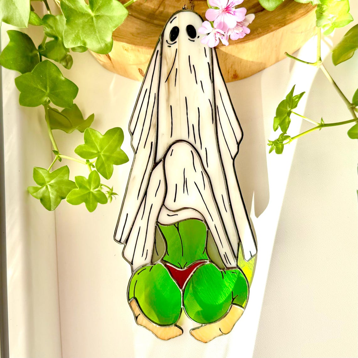 🎁 Funny Ghost Suncatcher - Perfect Gift for Halloween & Special Occasions 👻