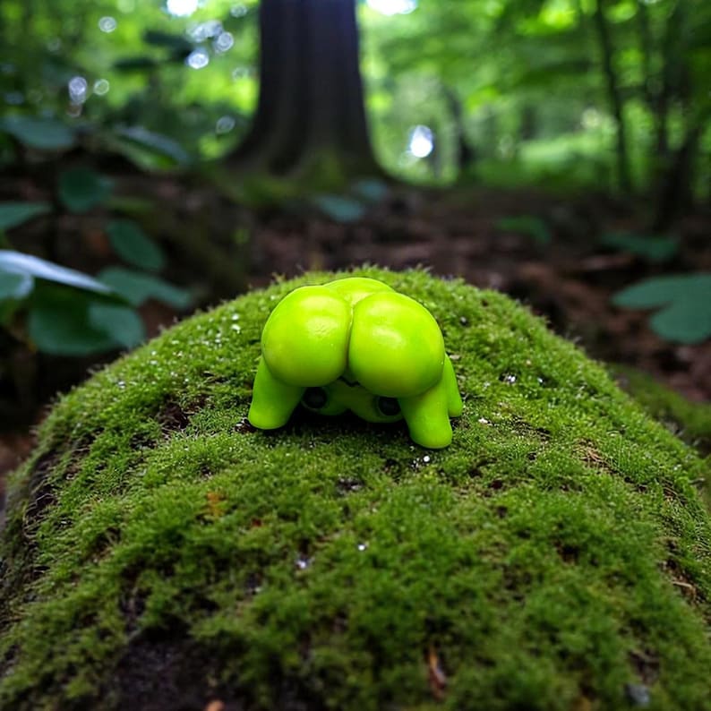 🎁 Cheeky Miniature Frog Figurine - Perfect Gift for Holidays & Special Occasions! 😊