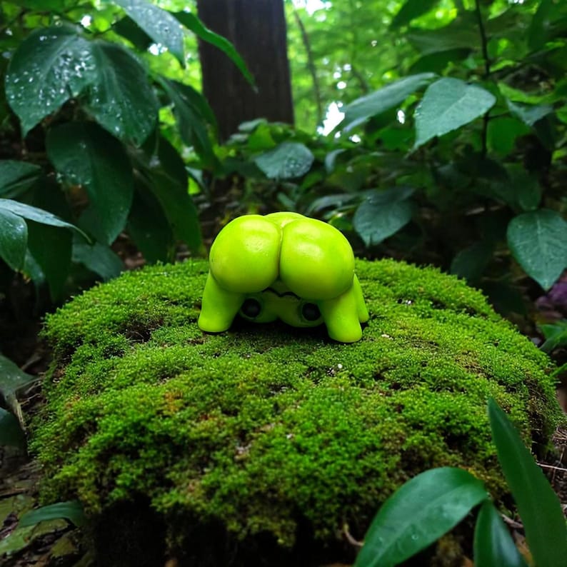 🎁 Cheeky Miniature Frog Figurine - Perfect Gift for Holidays & Special Occasions! 😊