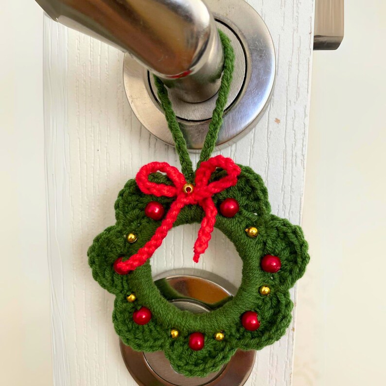 🎁✨ Elegant Handmade Knit Wreath Ornament – Perfect Holiday & Special Occasion Gift