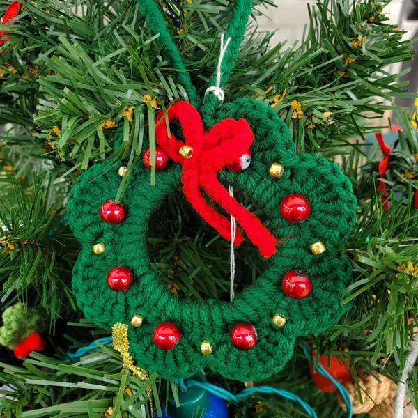 🎁✨ Elegant Handmade Knit Wreath Ornament – Perfect Holiday & Special Occasion Gift