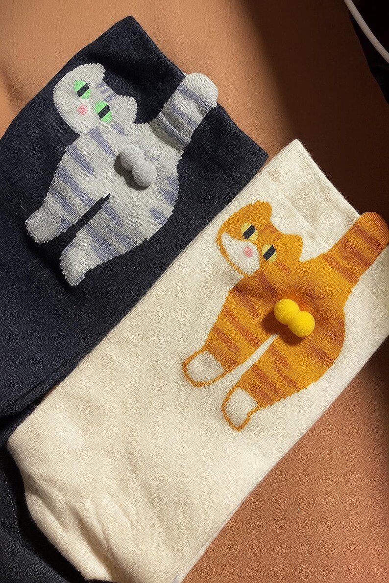 🐱🎁 Adorable Tabby Cat Pom-Pom Gift for Holidays & Special Occasions