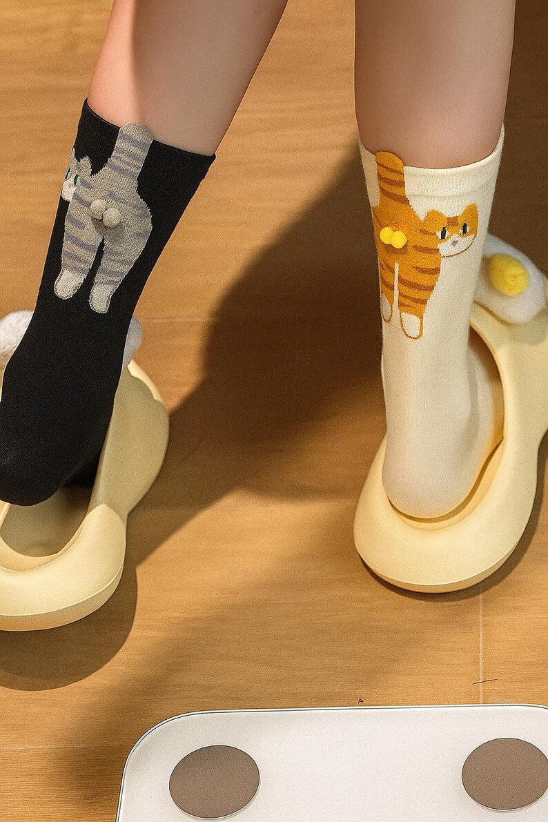 🐱🎁 Adorable Tabby Cat Pom-Pom Gift for Holidays & Special Occasions