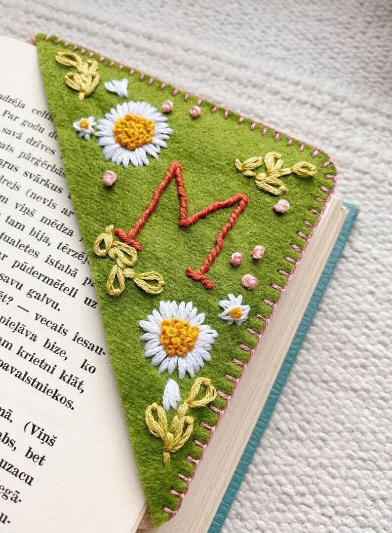🎁 Personalized Hand Embroidered Corner Bookmark - Perfect Gift for Holidays & Special Occasions 📖