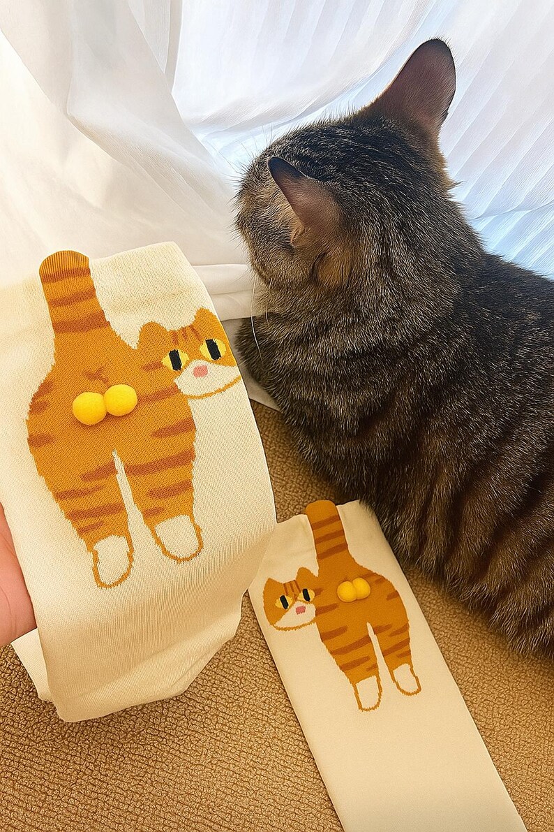 🐱🎁 Adorable Tabby Cat Pom-Pom Gift for Holidays & Special Occasions