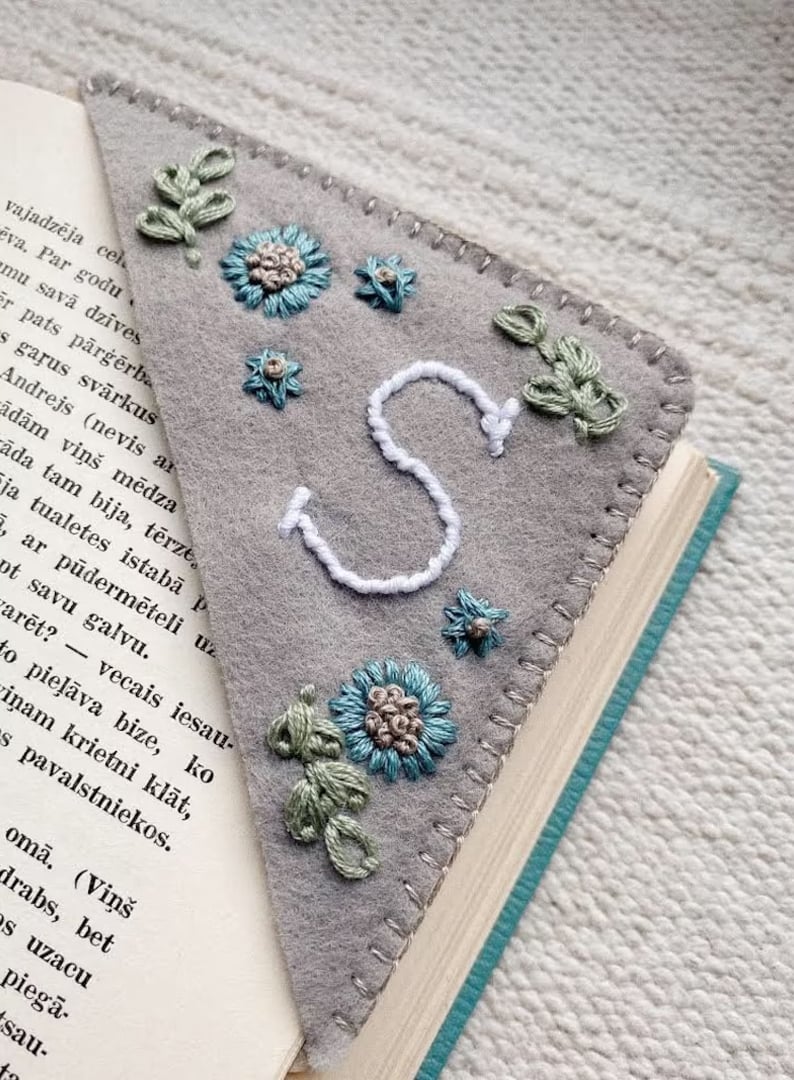 🎁 Personalized Hand Embroidered Corner Bookmark - Perfect Gift for Holidays & Special Occasions 📖