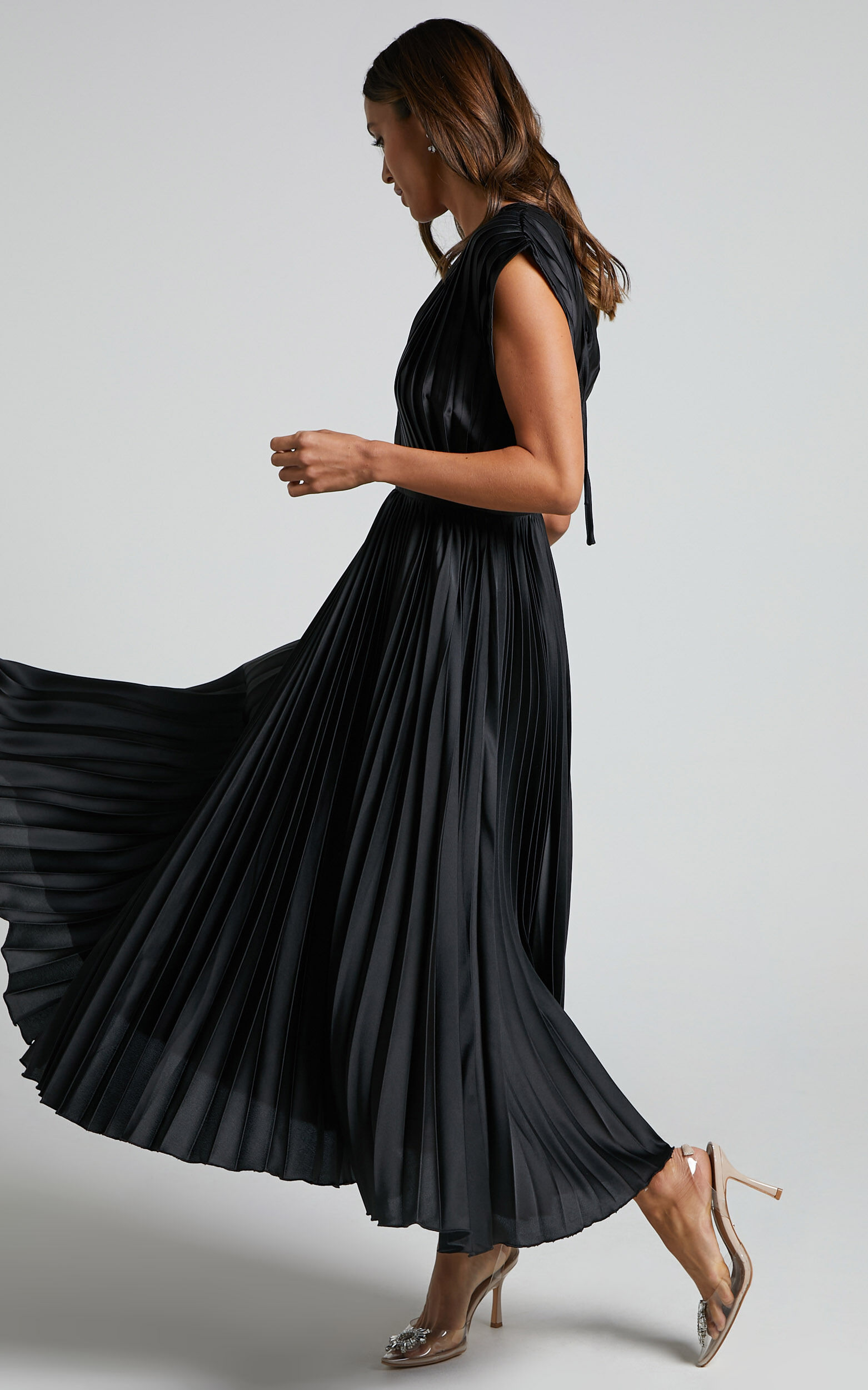 Della Midi Dress - Plunge Neck Short Sleeve Pleated Dress in Black