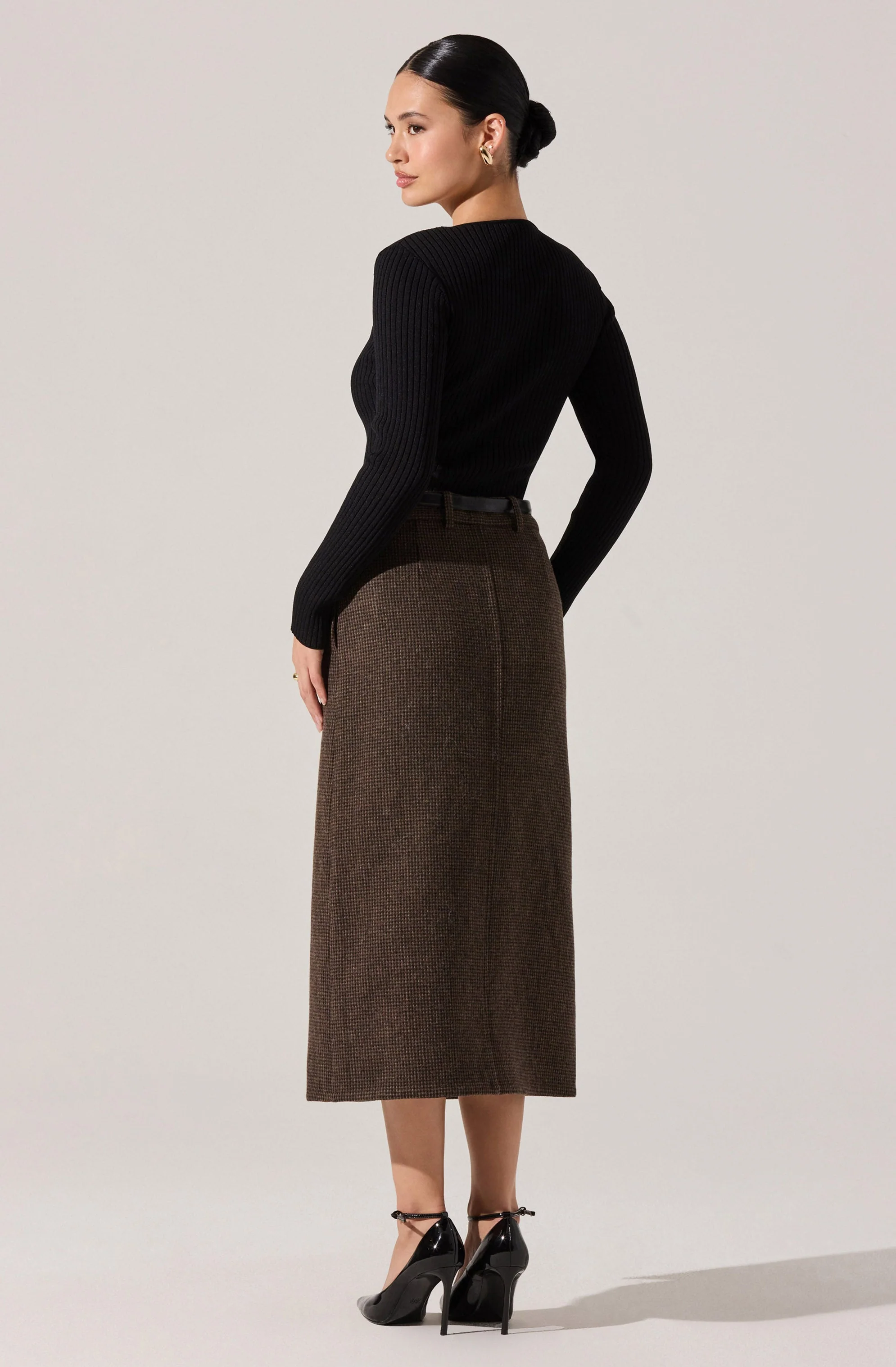 Lynly Ribbed Keyhole Sweater