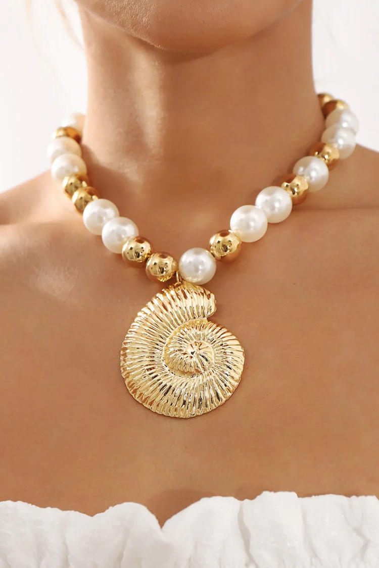 Getaway Conch Shell Necklace