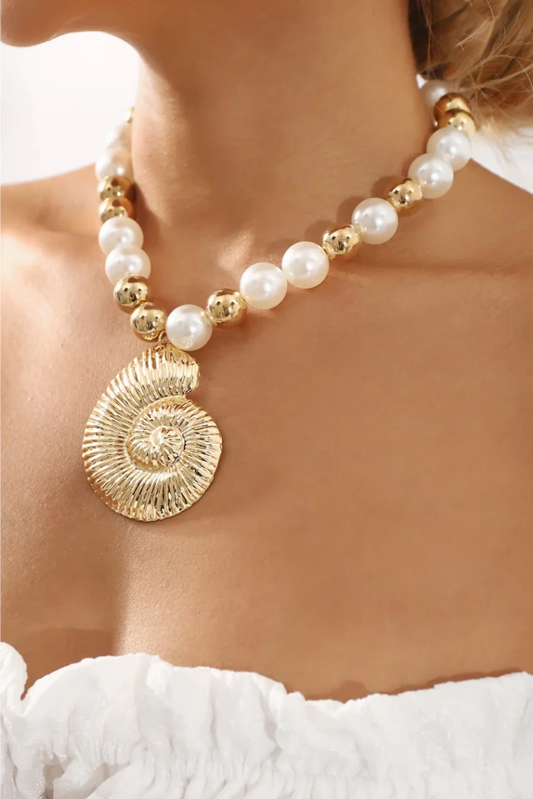 Getaway Conch Shell Necklace