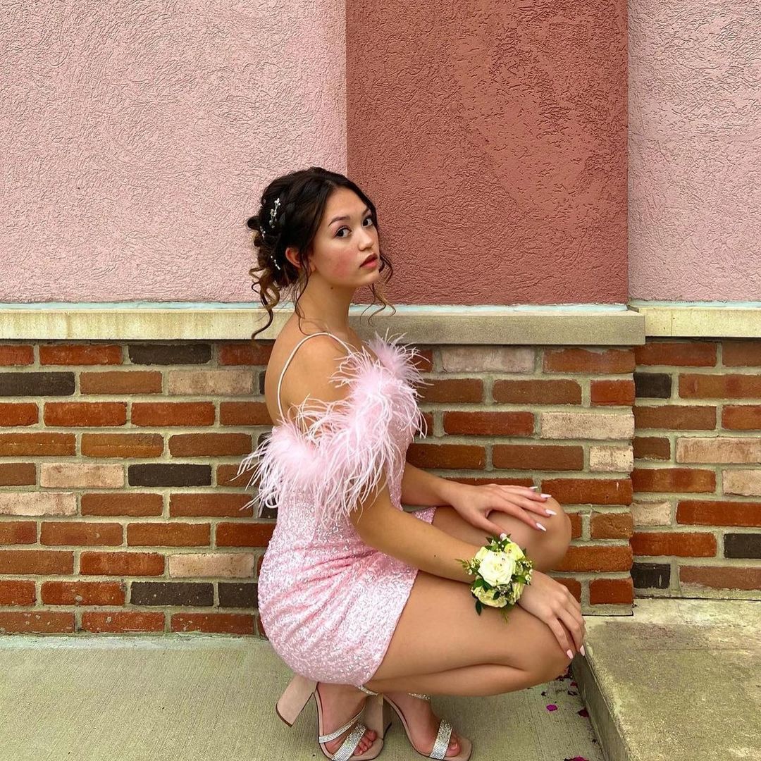 Sparkly Bodycon Scoop Neck Light Pink Sequins Short homecoming Dresses with Feather