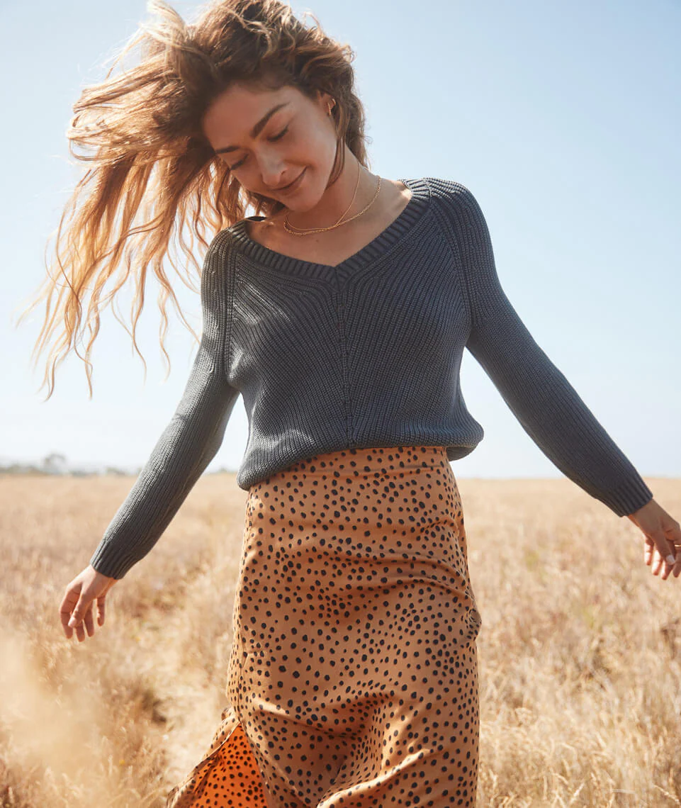 Ezra V-Neck Sweater in Anthracite