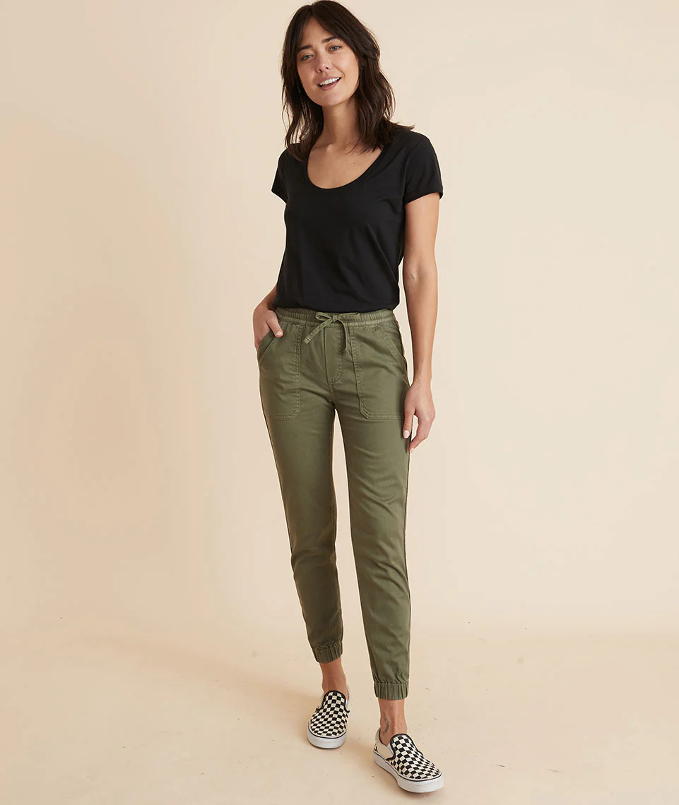 Classic Scoop Neck Tee in Black