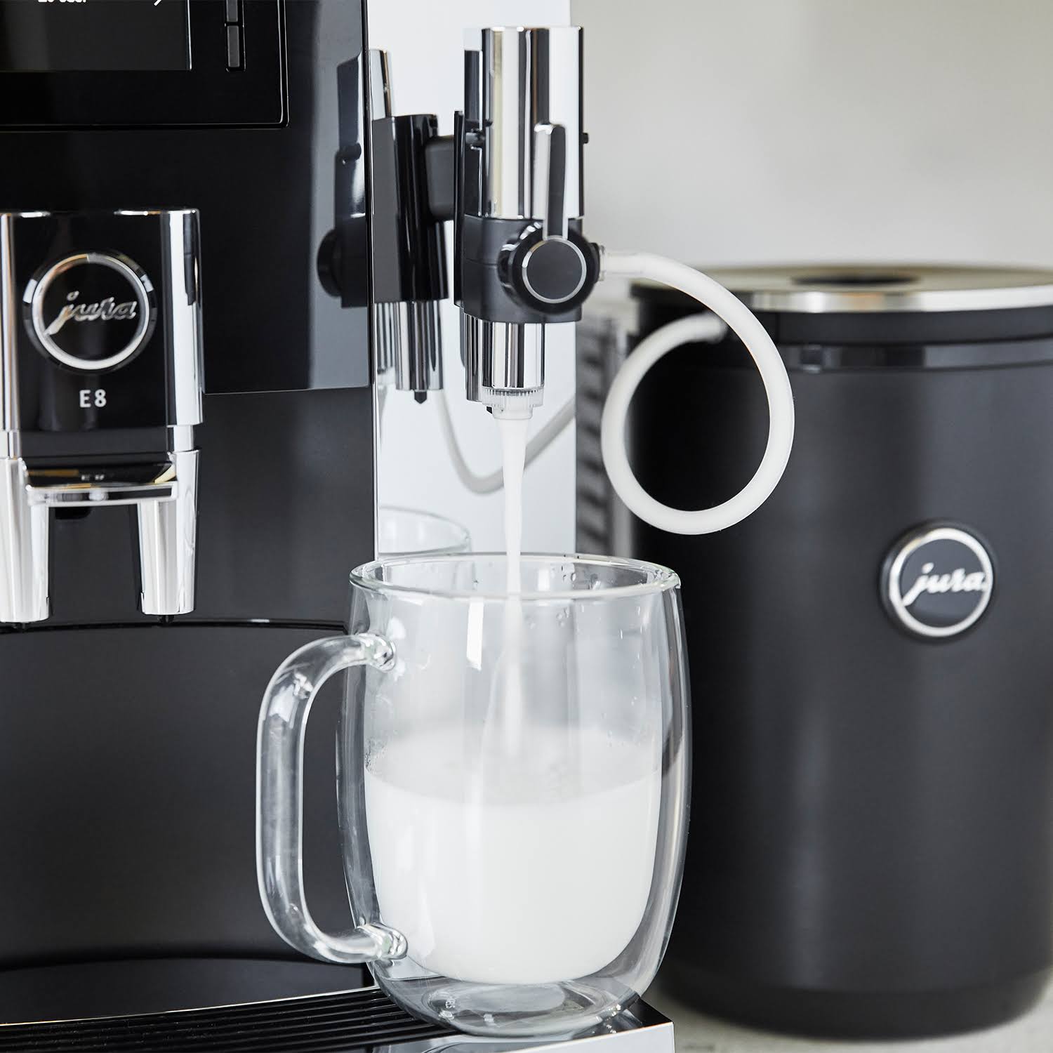 Jura E8 Chrome Automatic Coffee Machine itusts