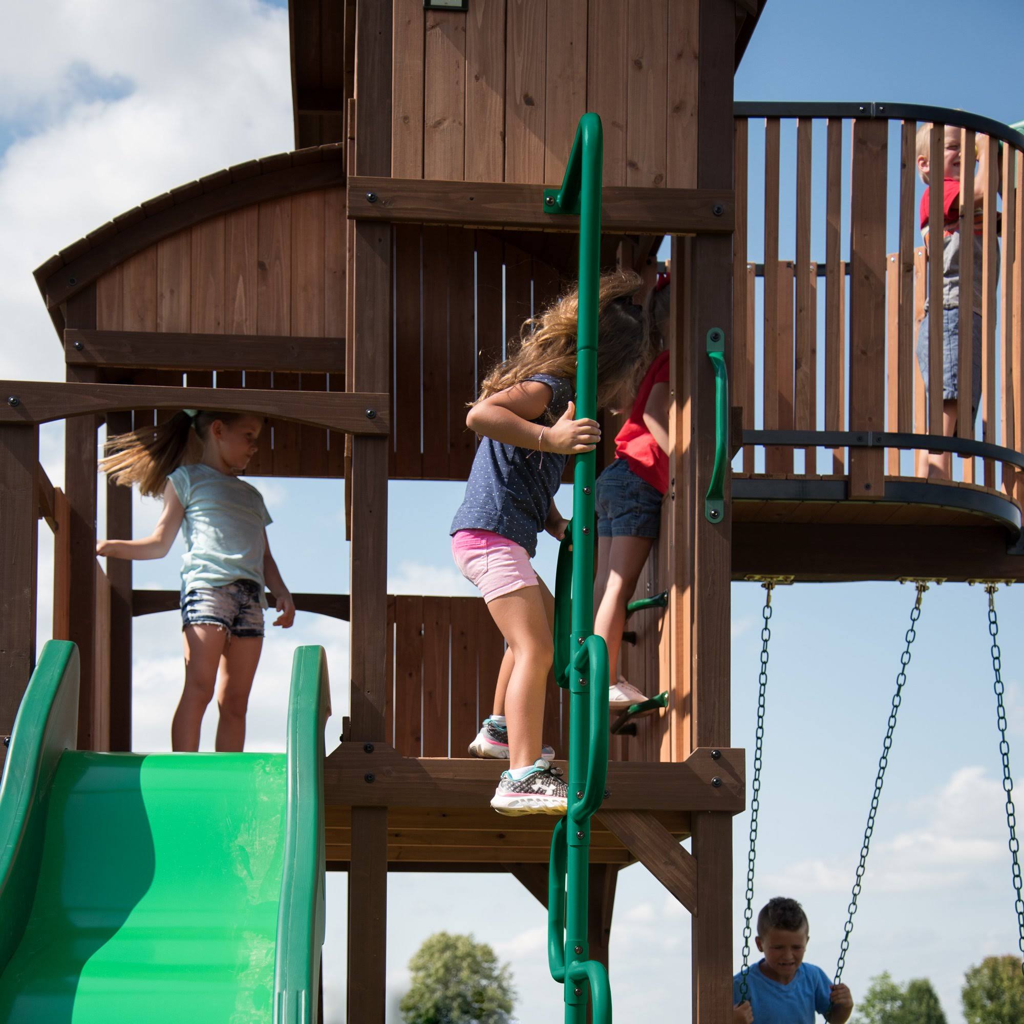 Backyard Discovery Skyfort Elite Swing Set itusts