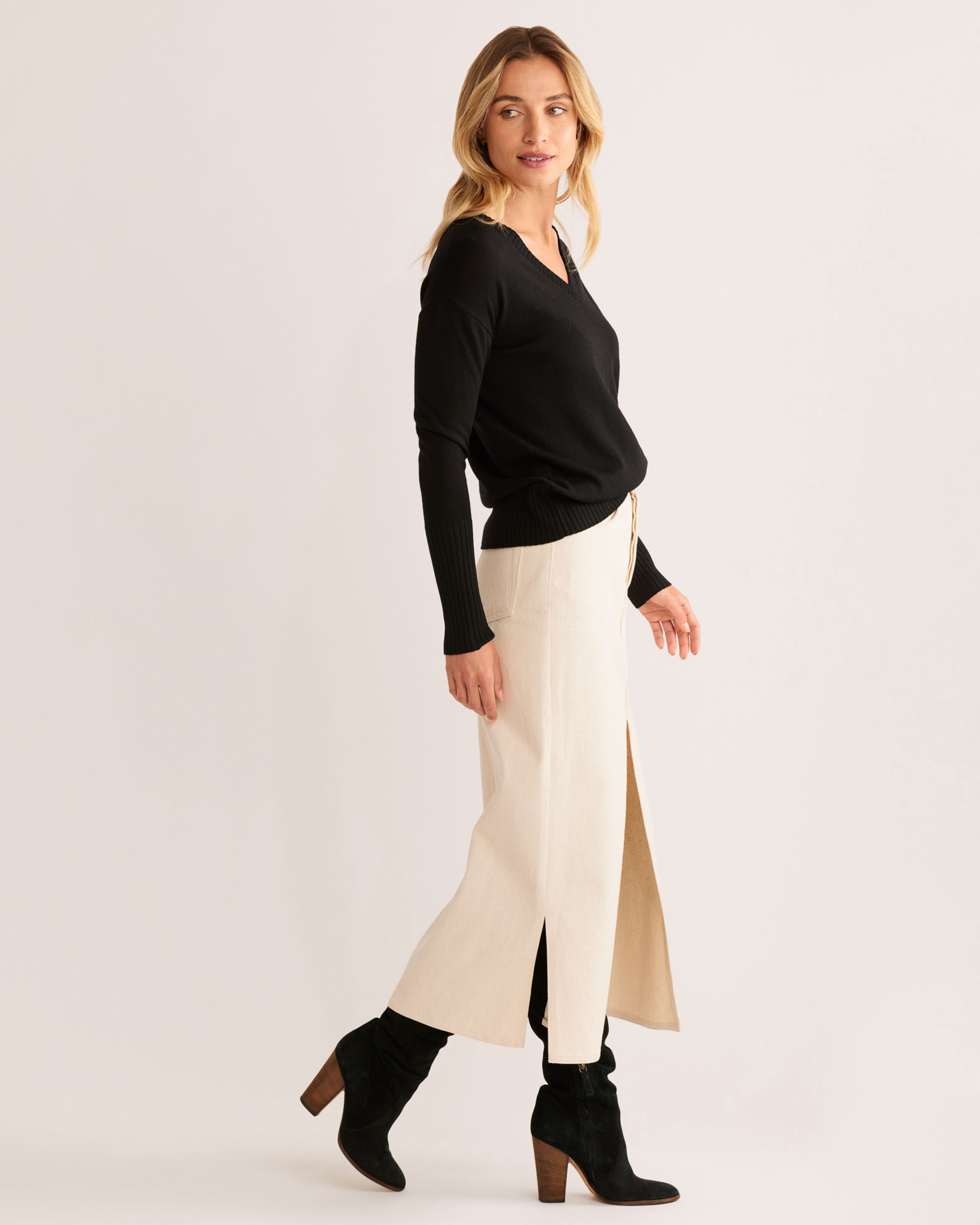 WOMEN'S MERINO V-NECK SWEATER