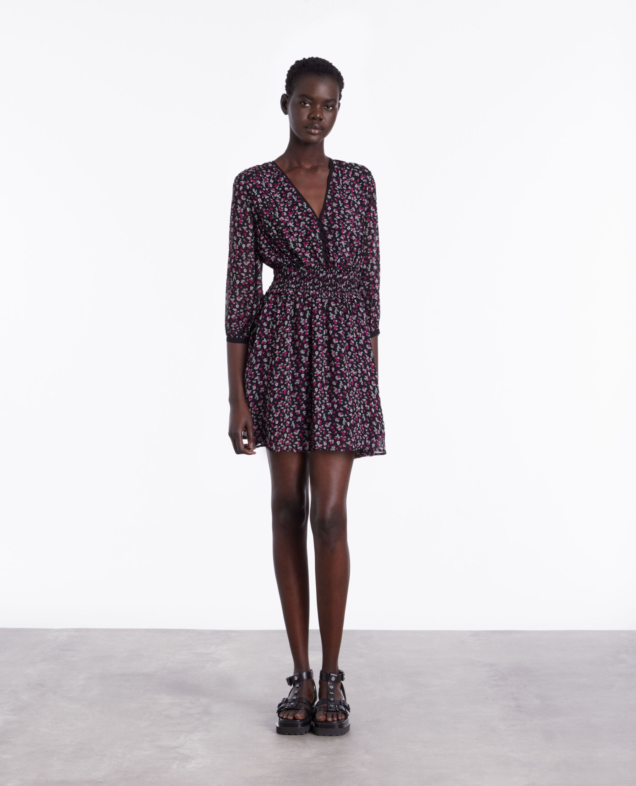 Short printed dress with smocking BLACK / PINK