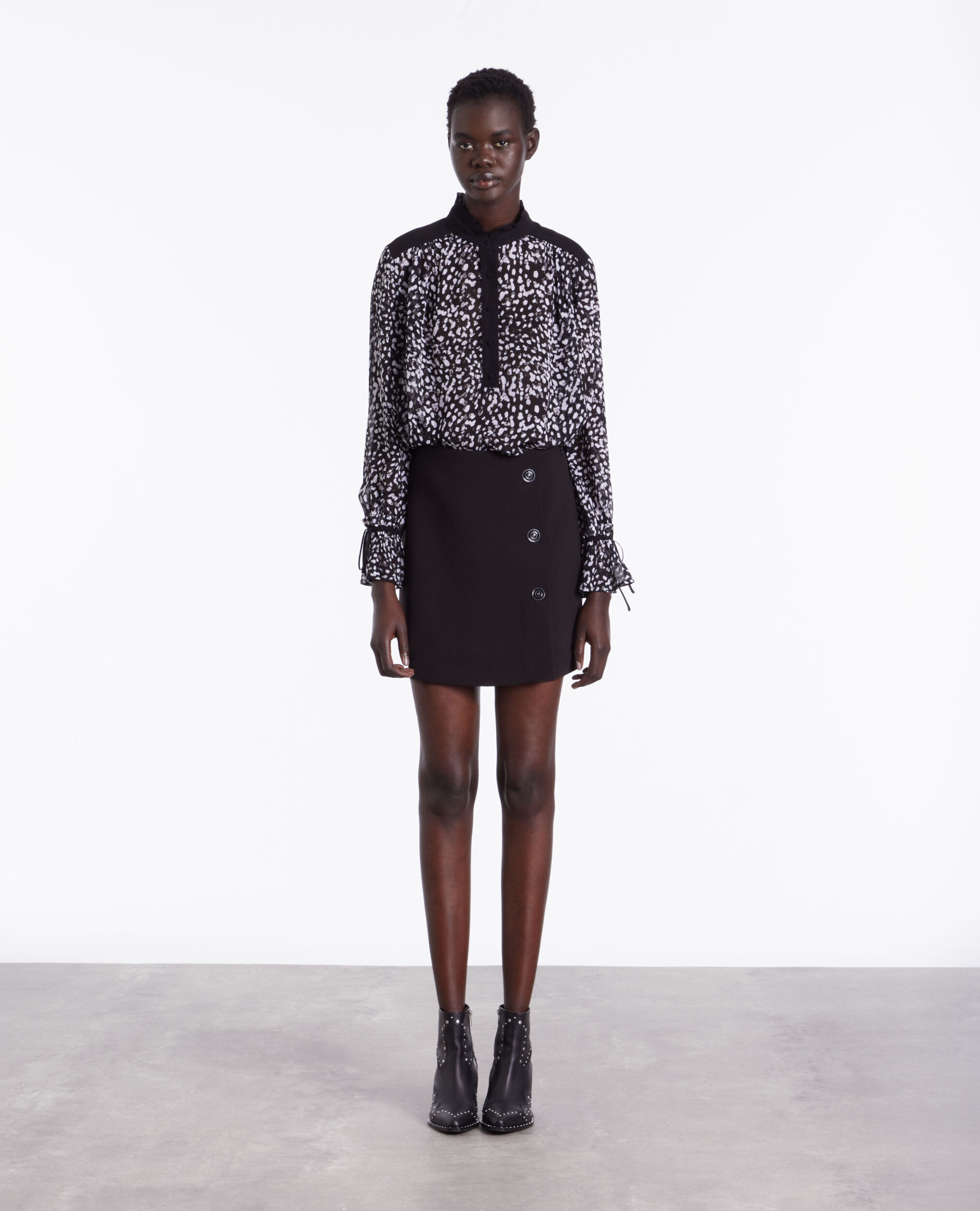 Short black crepe skirt BLACK