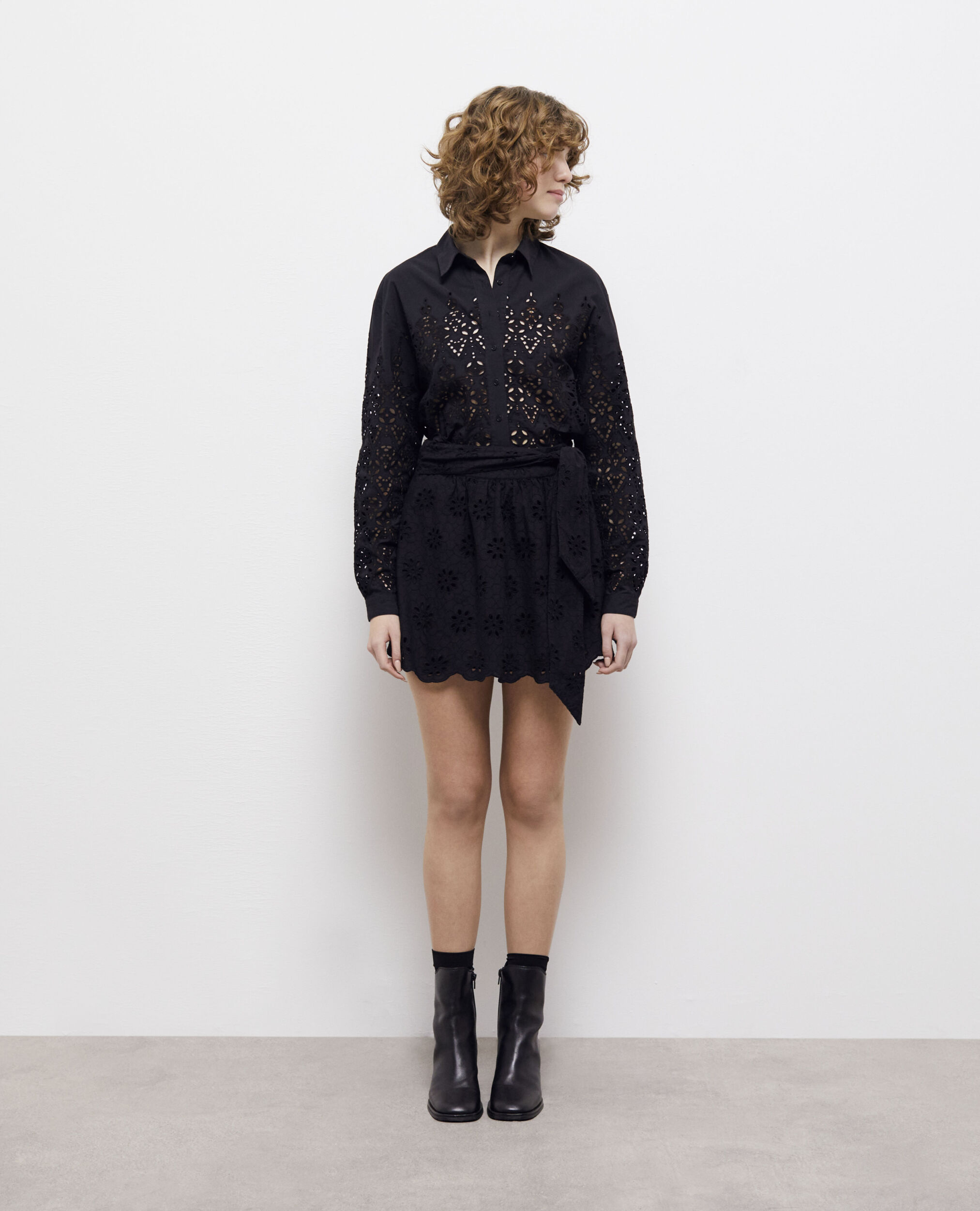 Short black skirt with broderie anglaise BLACK
