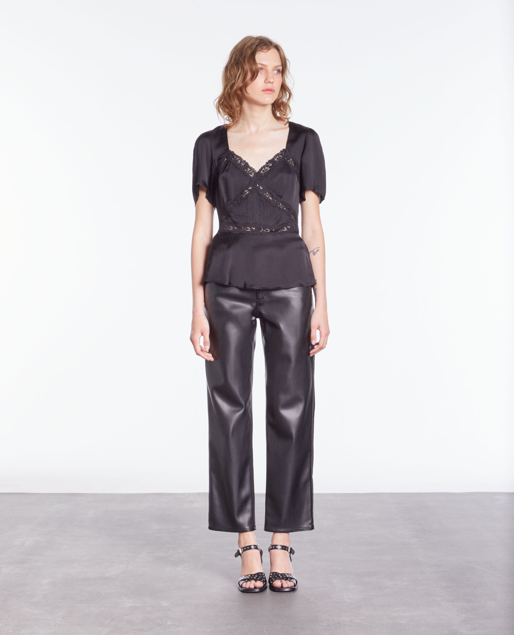 Black top with lace details BLACK