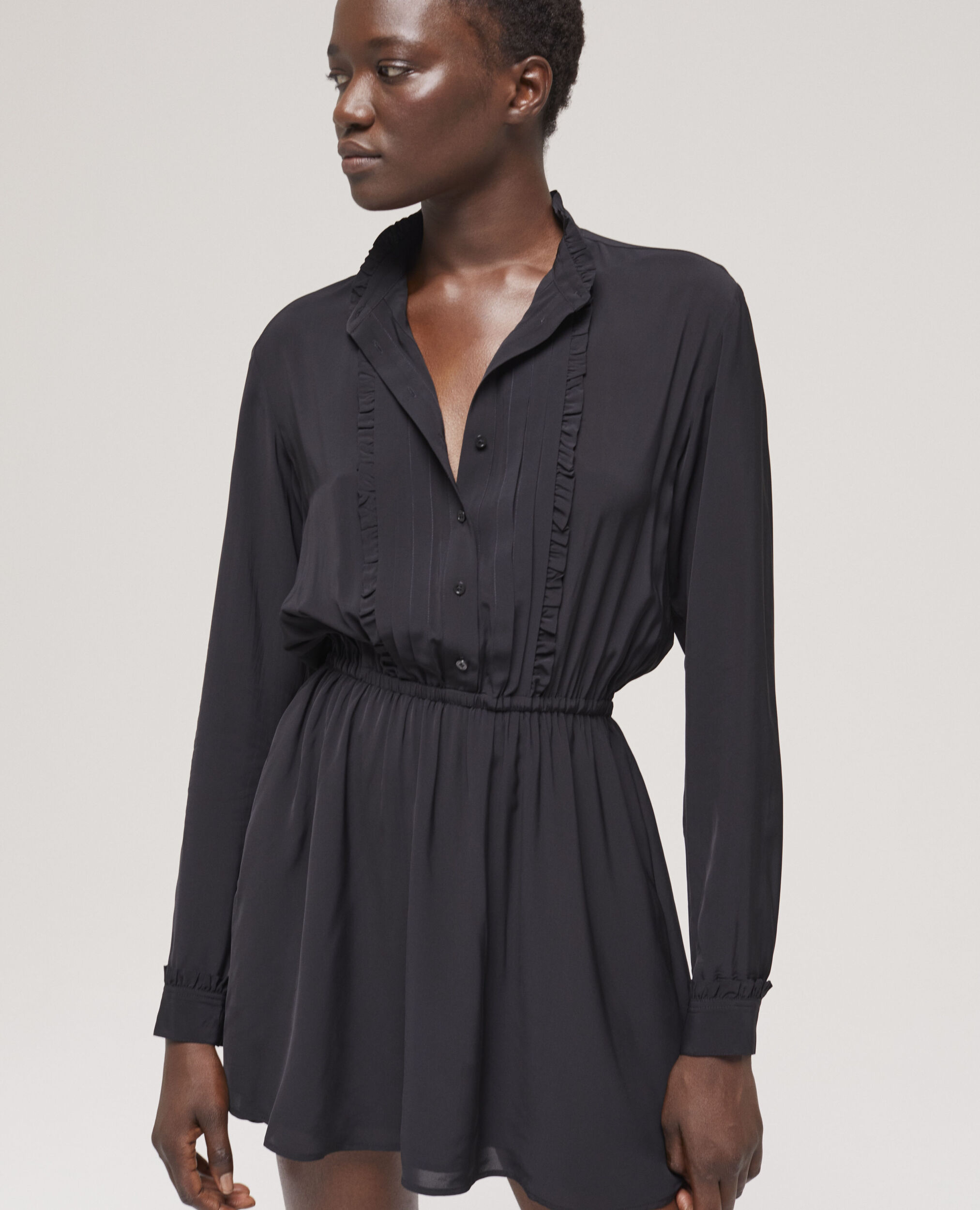 Short black dress with low neckline BLACK
