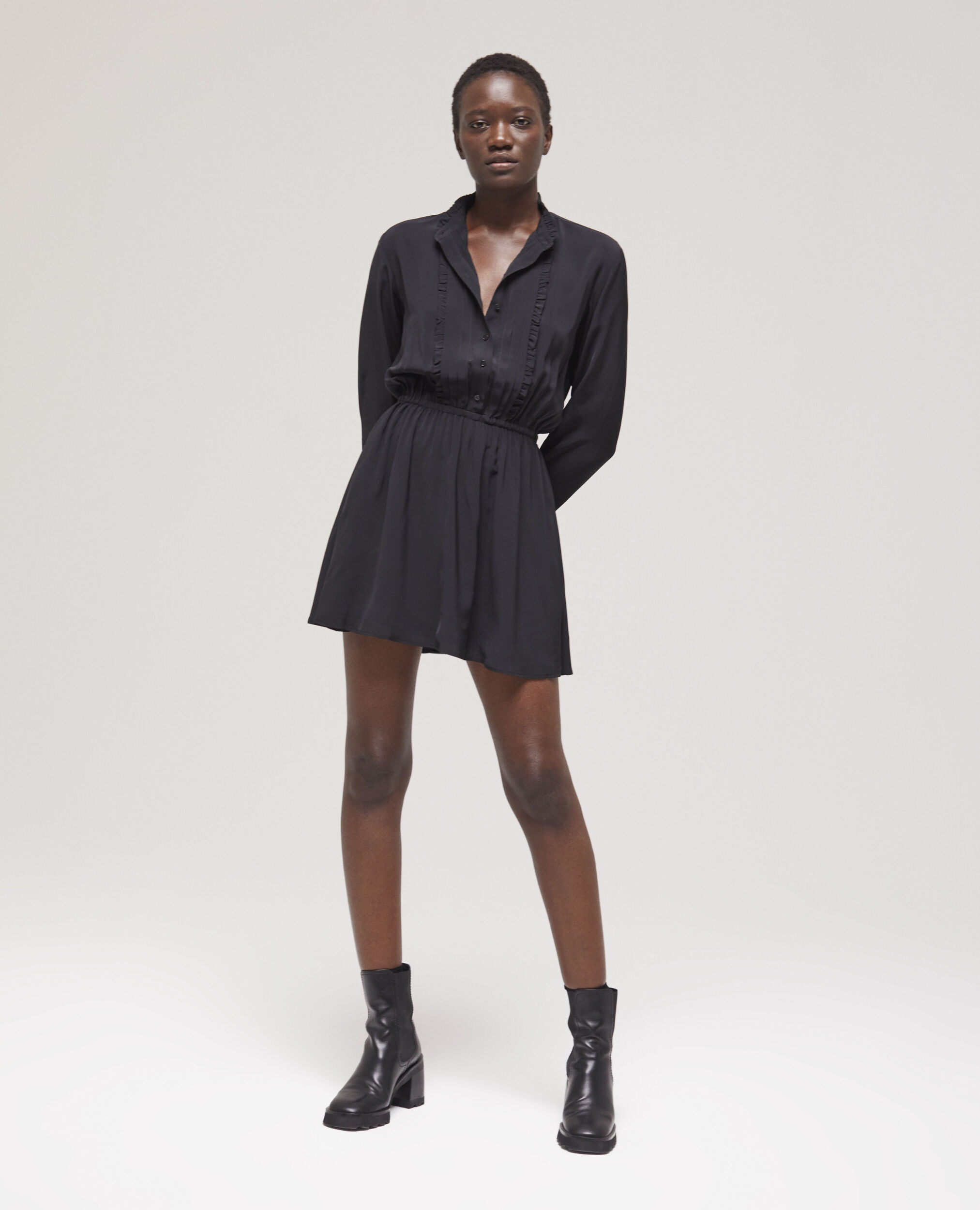 Short black dress with low neckline BLACK