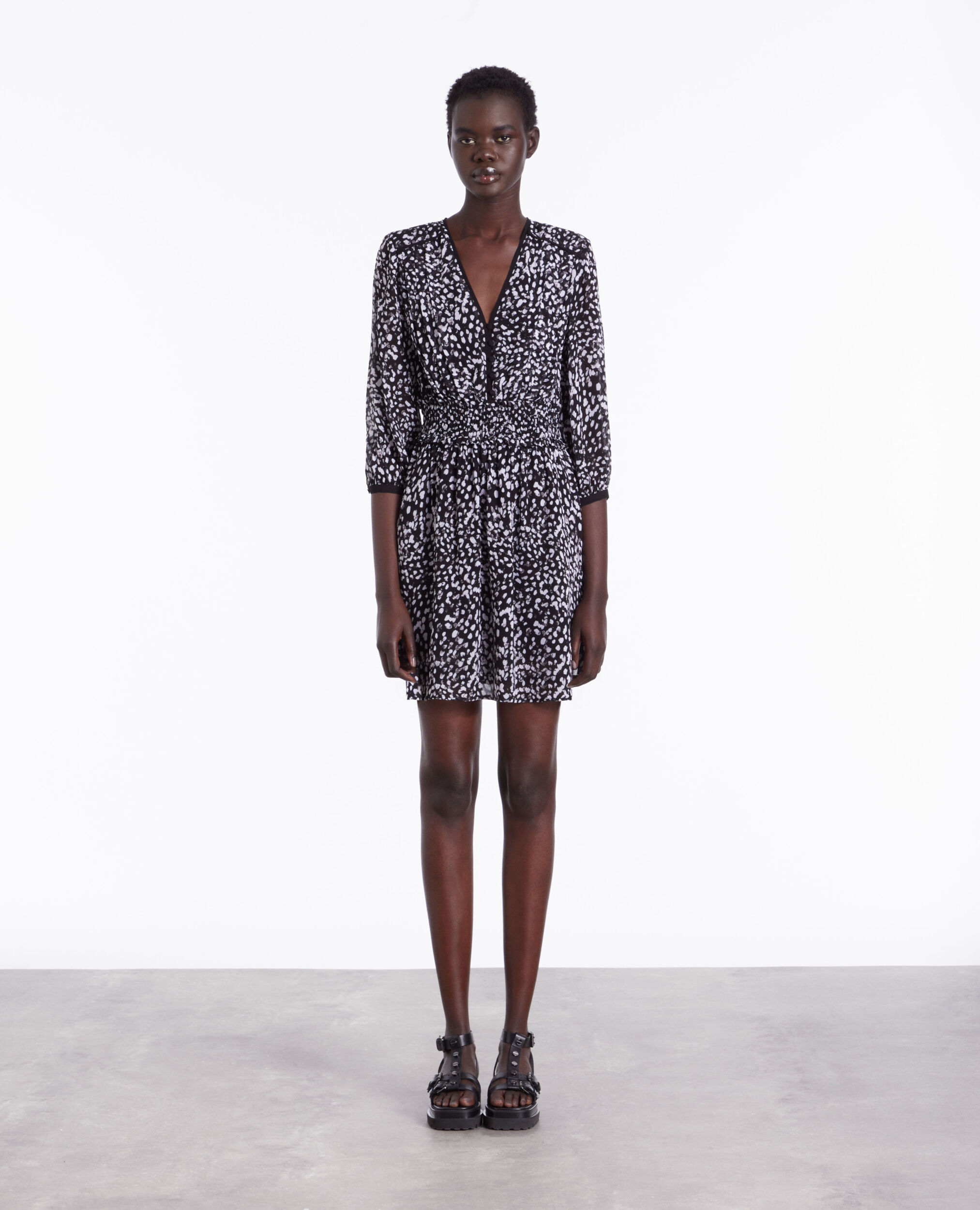 Short printed dress with smocking BLACK WHITE