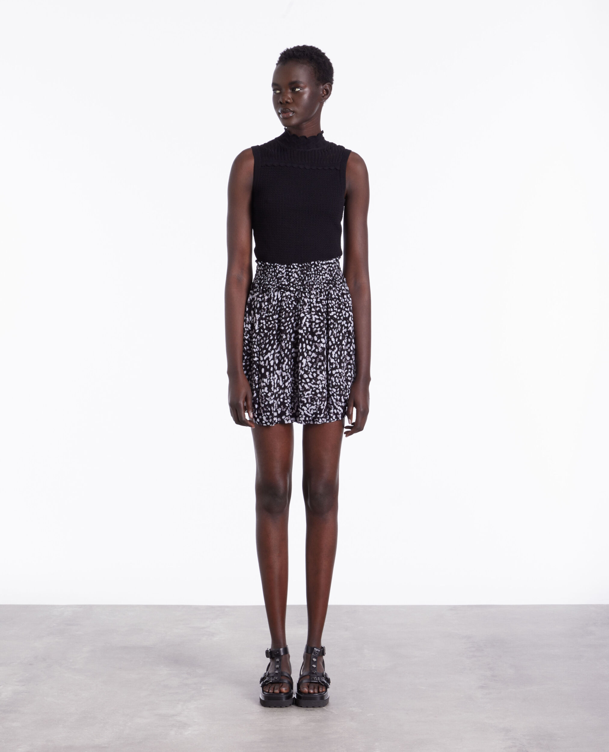 Short printed skirt with smocking BLACK WHITE