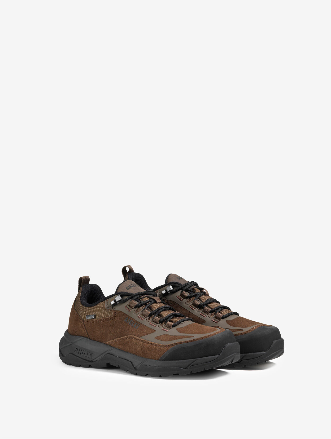 Ultra-light walking shoes with waterproof membrane