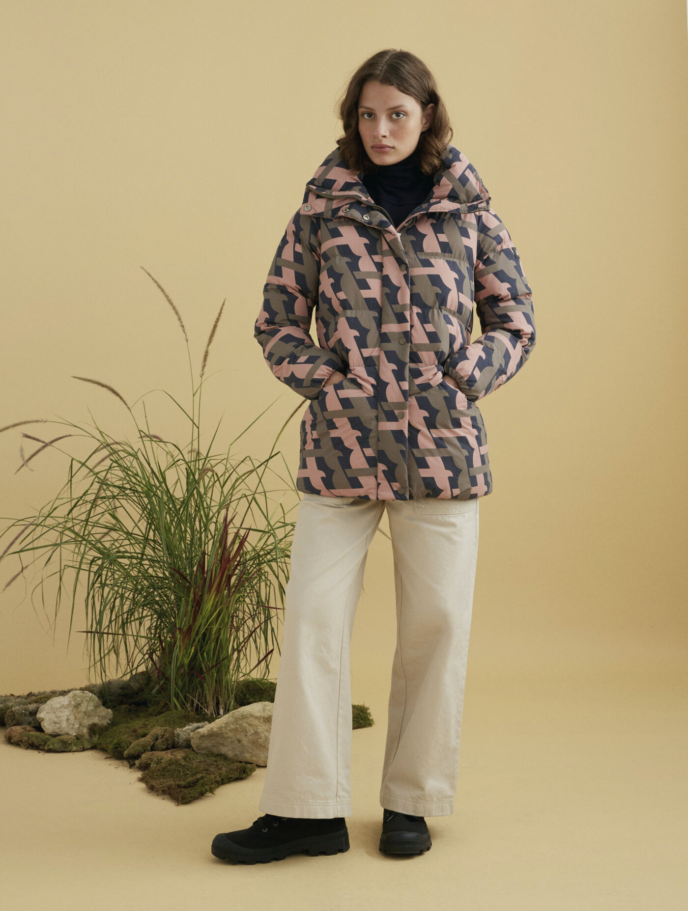 Mid-length hooded water-repellent quilted jacket