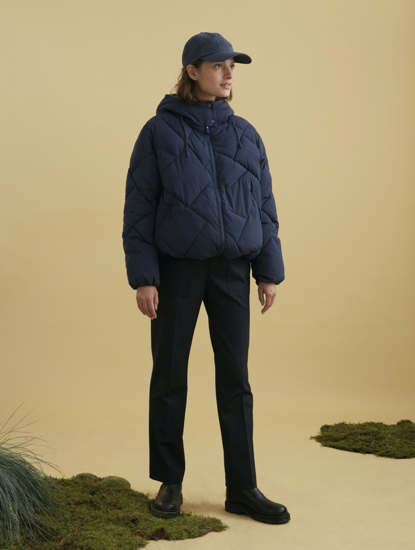 Short hooded water-repellent quilted jacket