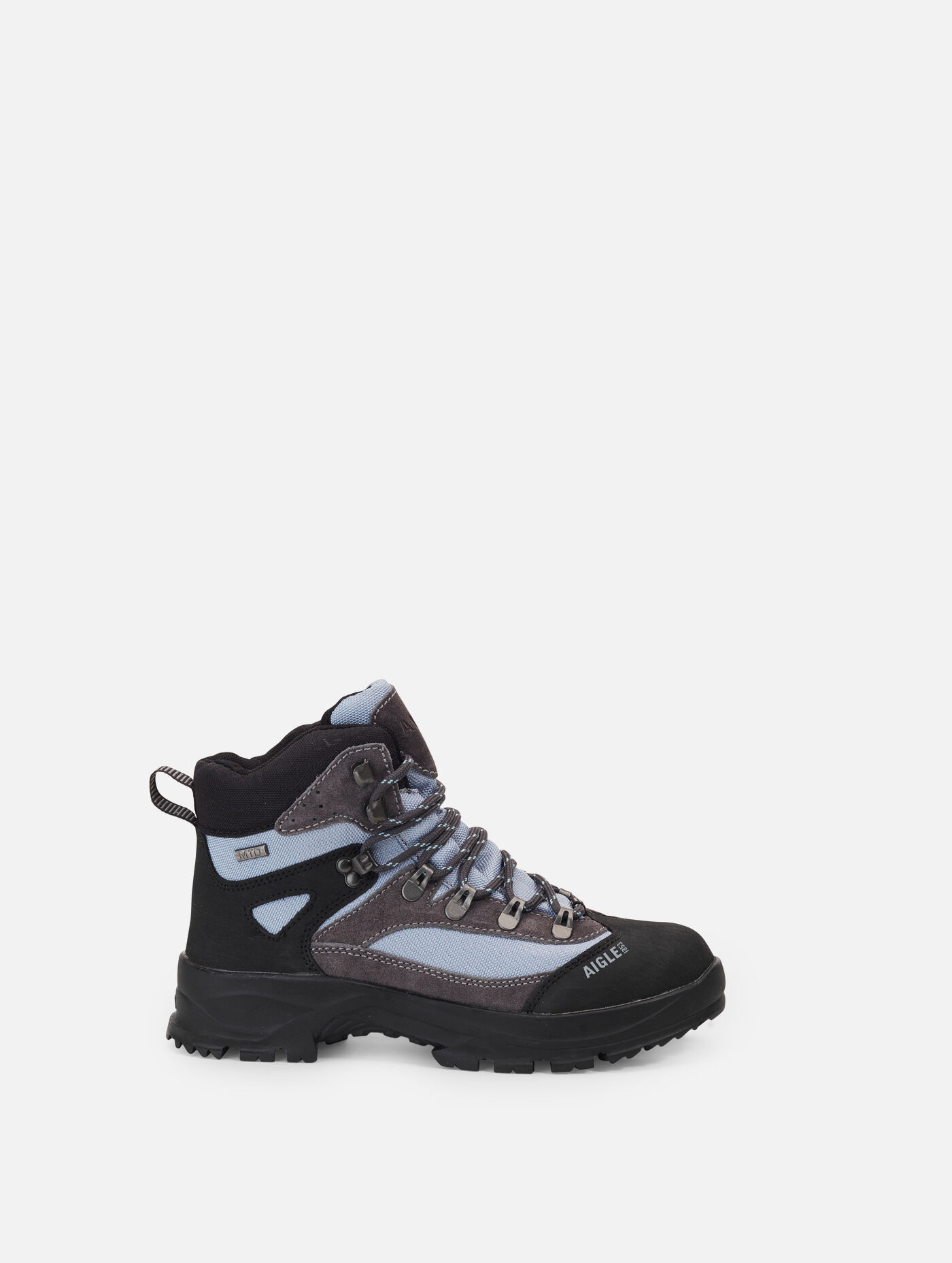 Waterproof and breathable walking shoes