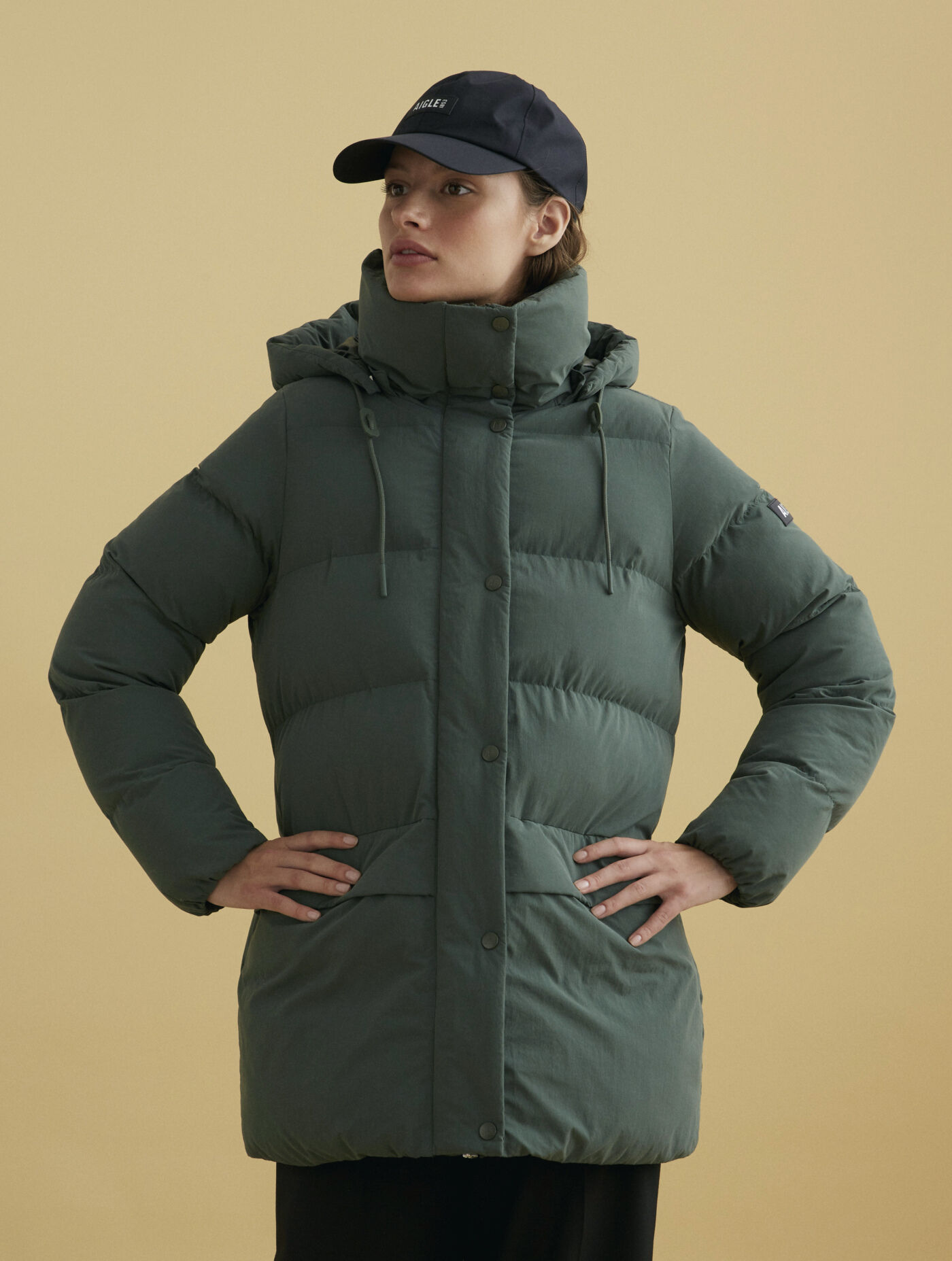 Mid-length hooded water-repellent quilted jacket