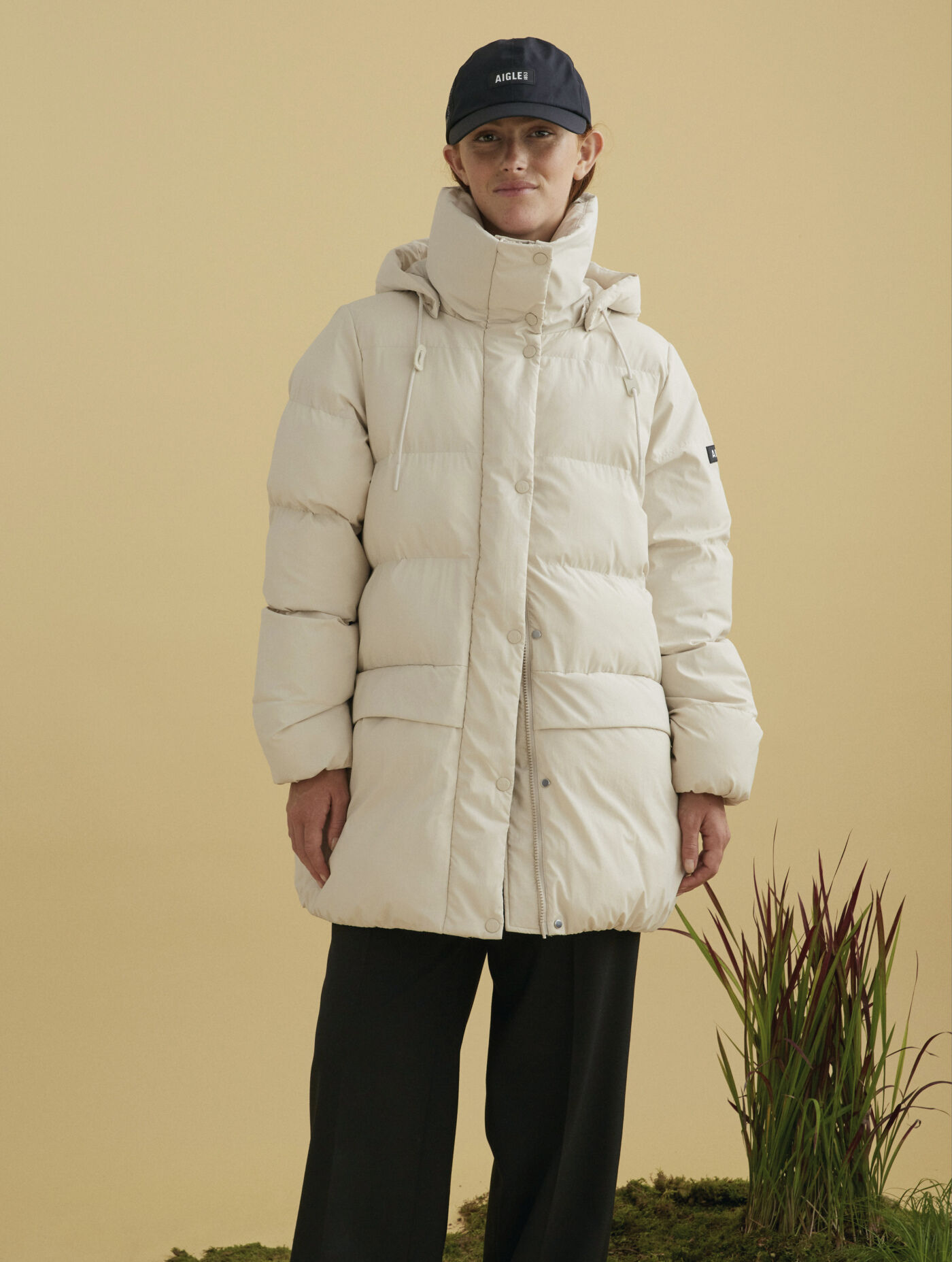 Mid-length hooded water-repellent quilted jacket