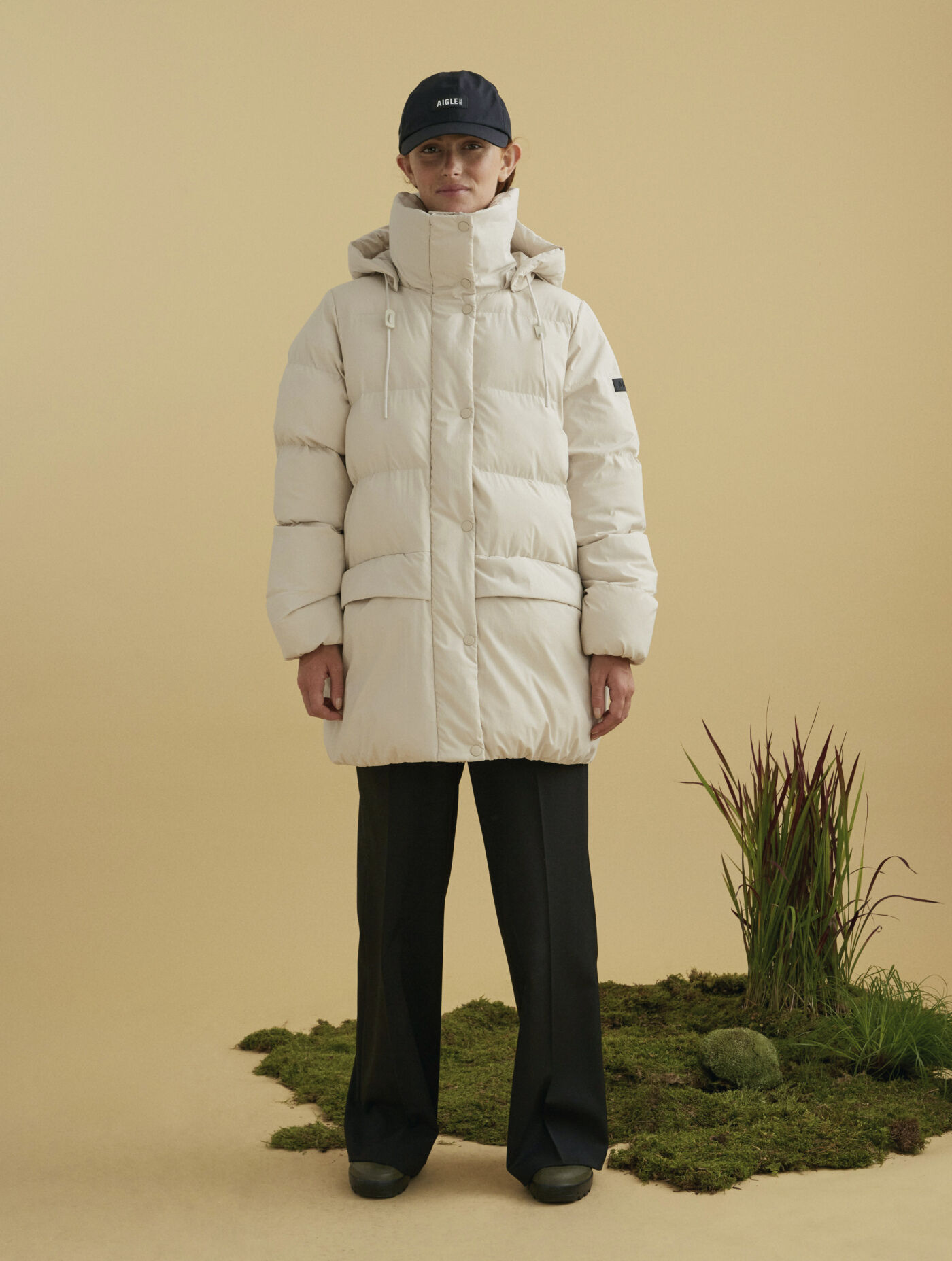 Mid-length hooded water-repellent quilted jacket