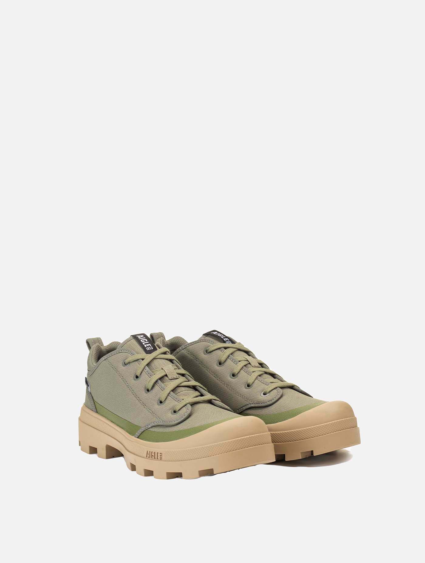 Low-rise walking shoes made from recycled polyester