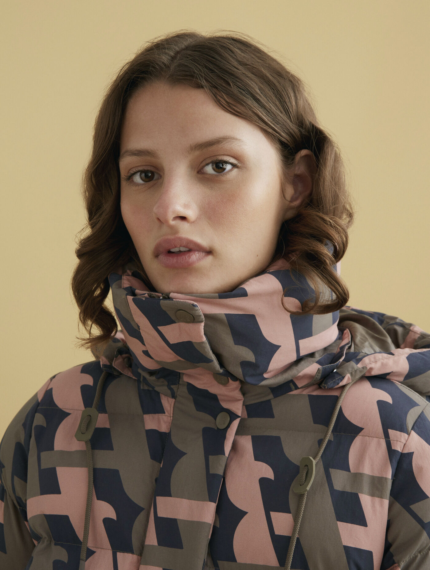 Mid-length hooded water-repellent quilted jacket