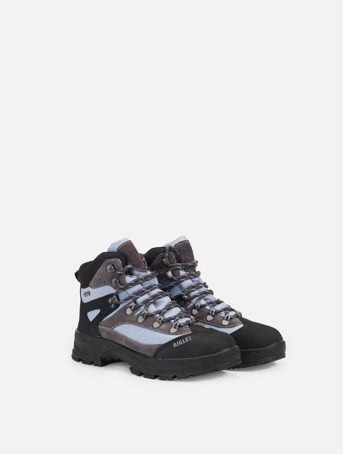 Waterproof and breathable walking shoes