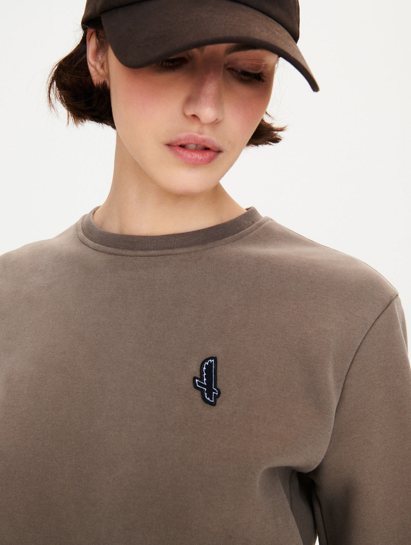Logo badge crew neck sweatshirt