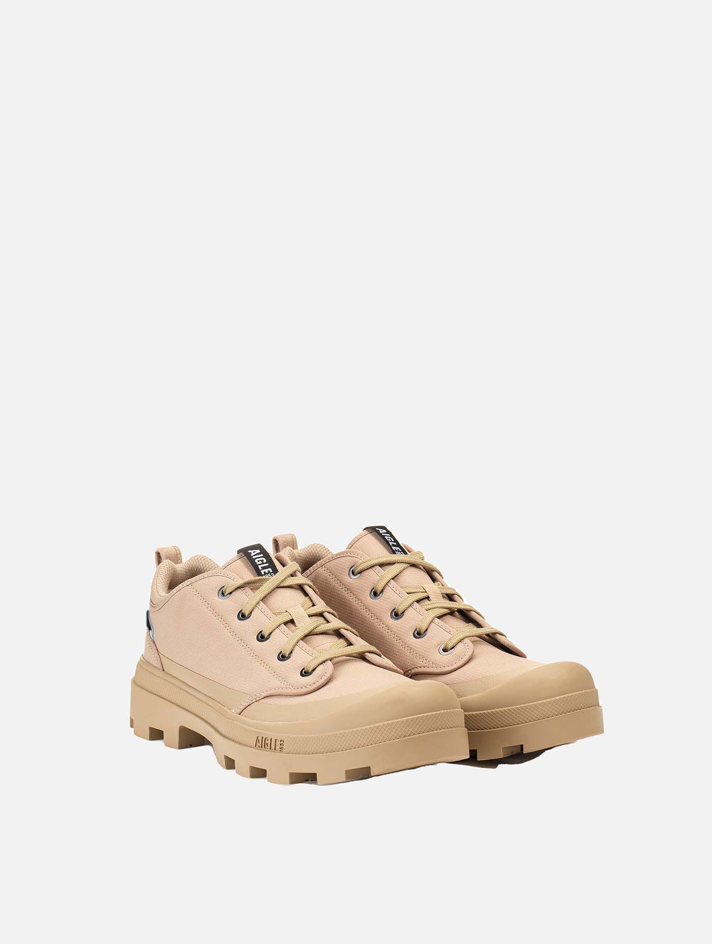 Low-rise walking shoes made from recycled polyester