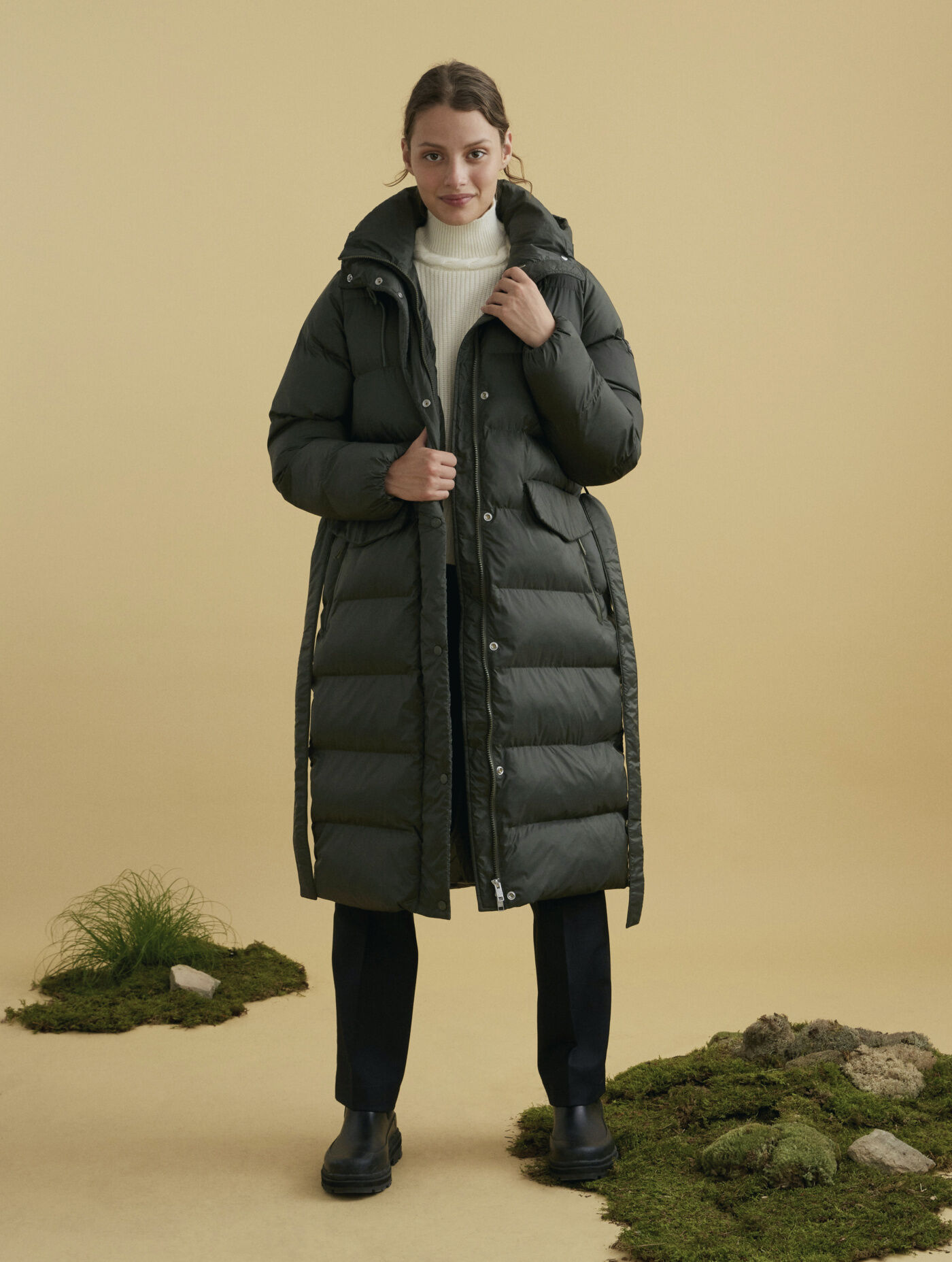 Long hooded water-repellent quilted jacket
