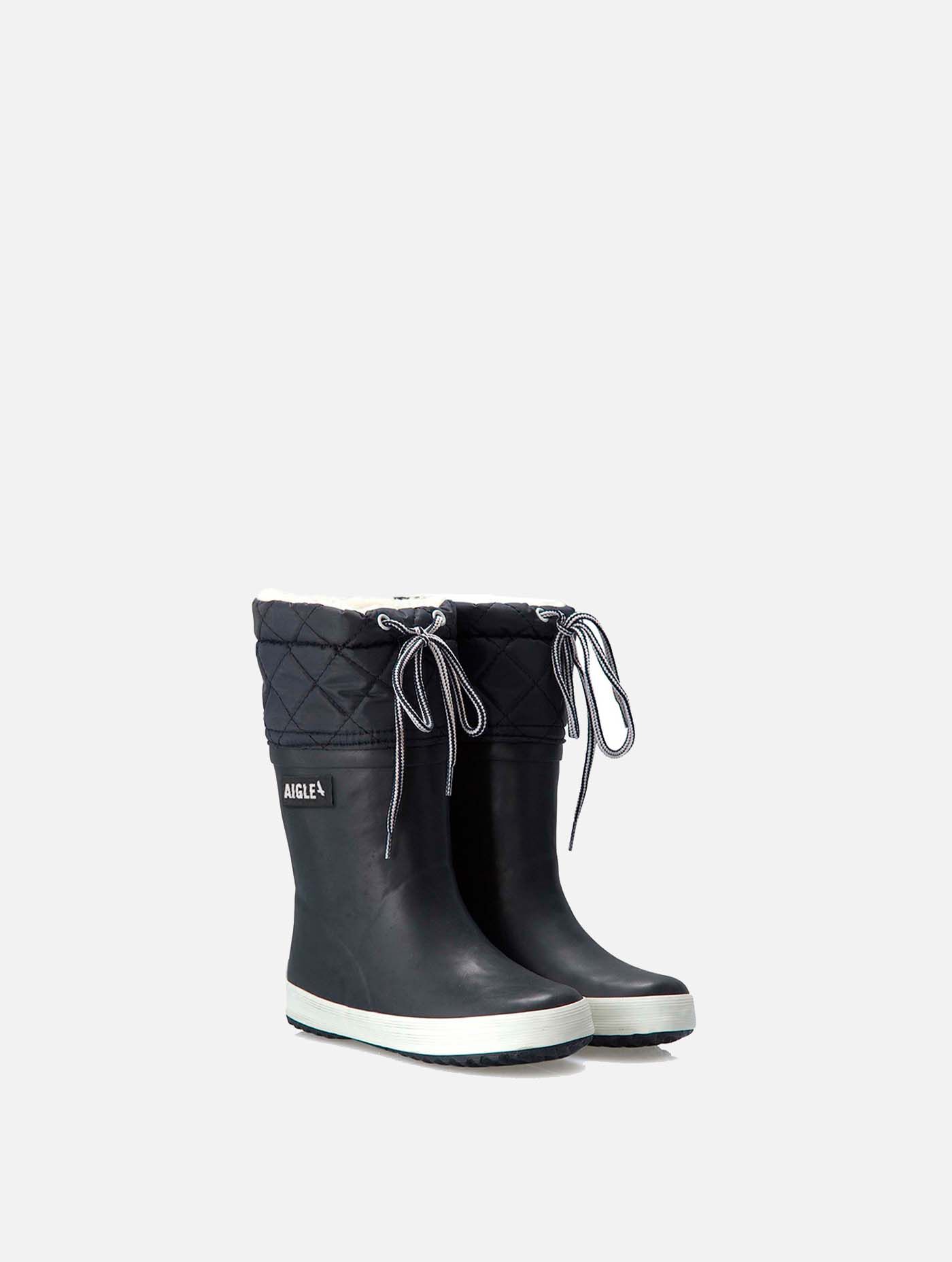 Fur-lined children's boot, ideal for cold weather.