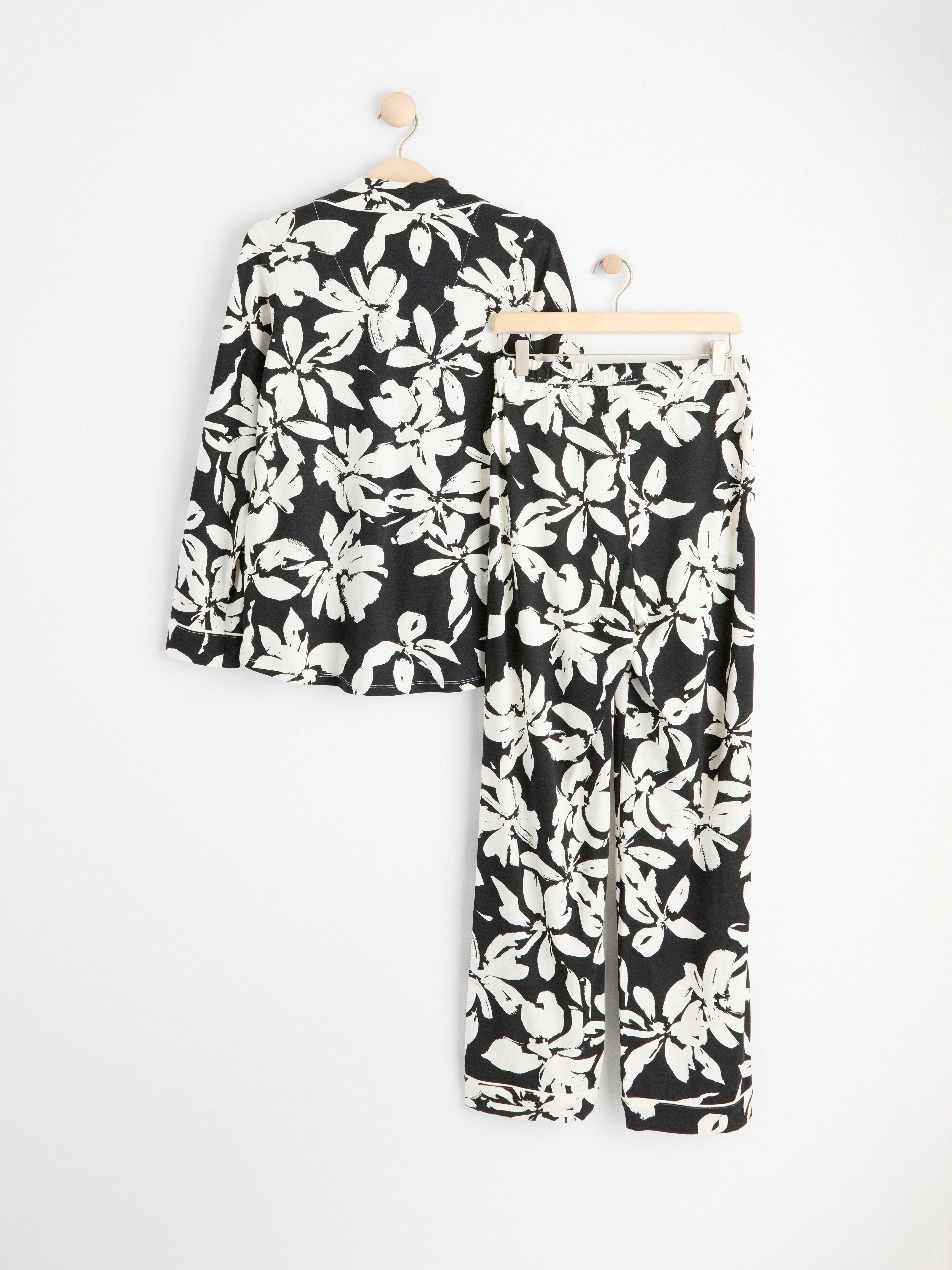 Pyjama set with shirt and trousers. Black