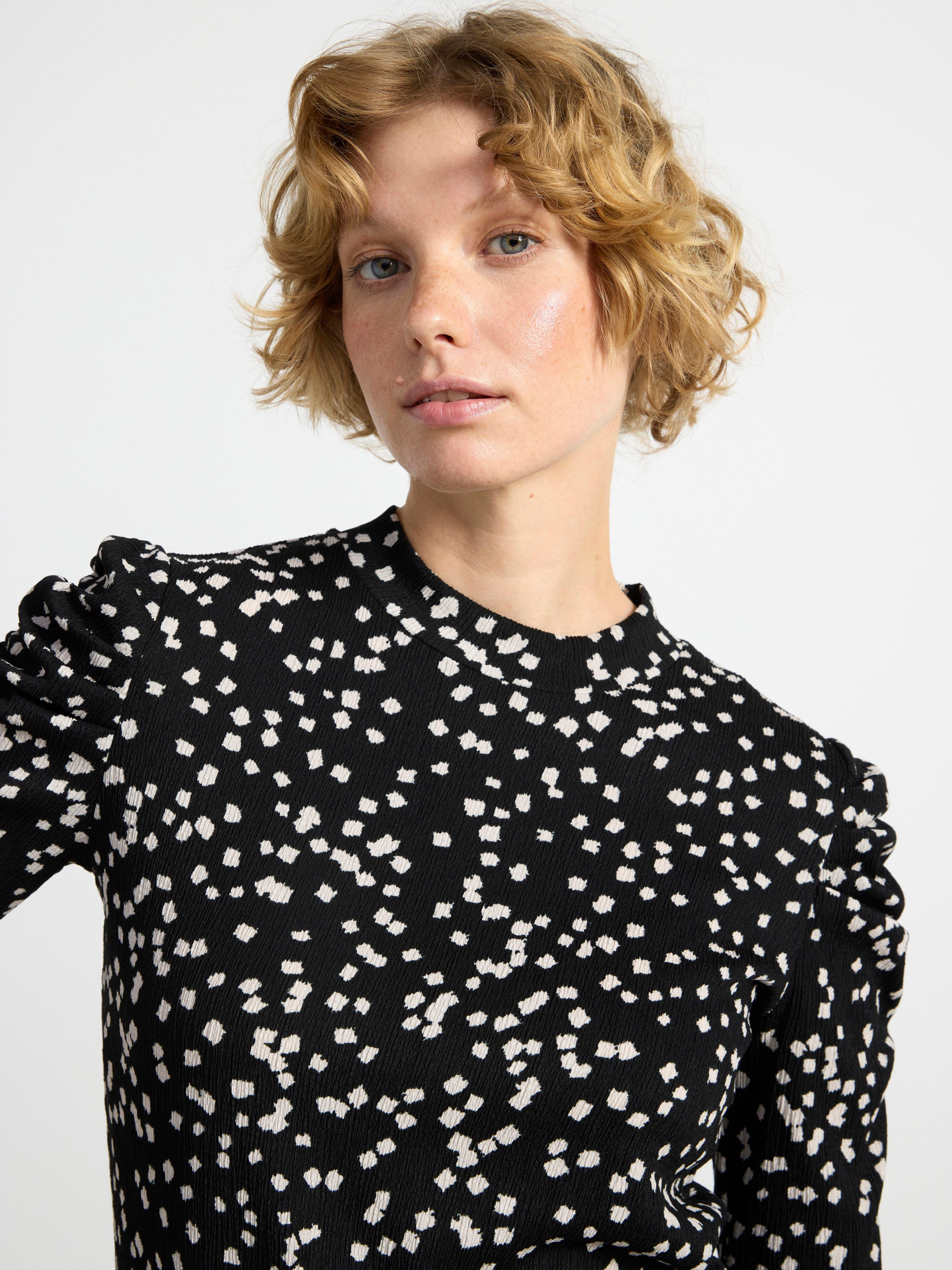Top with puff sleeves Black