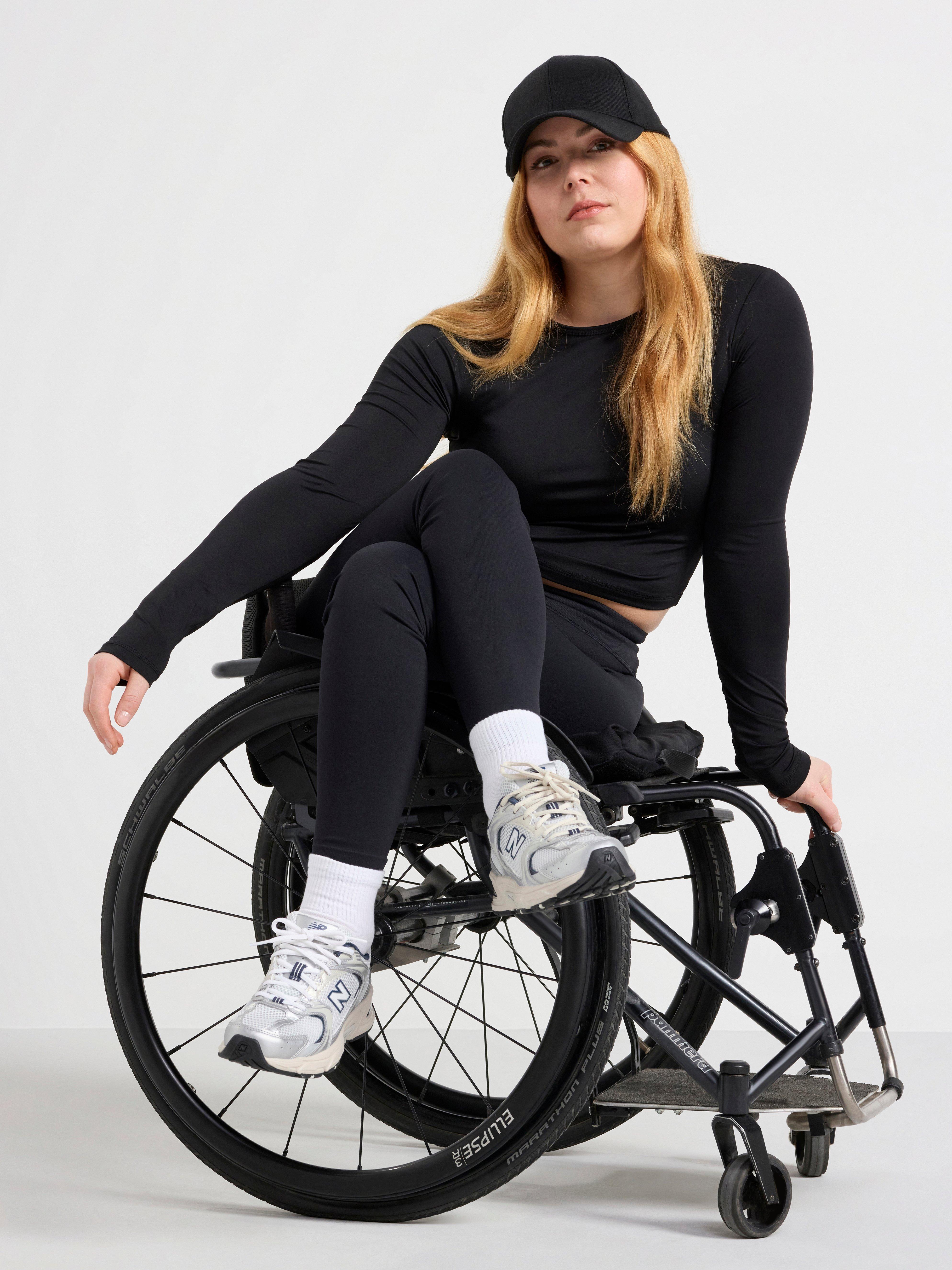 Cropped long sleeve sports top Black