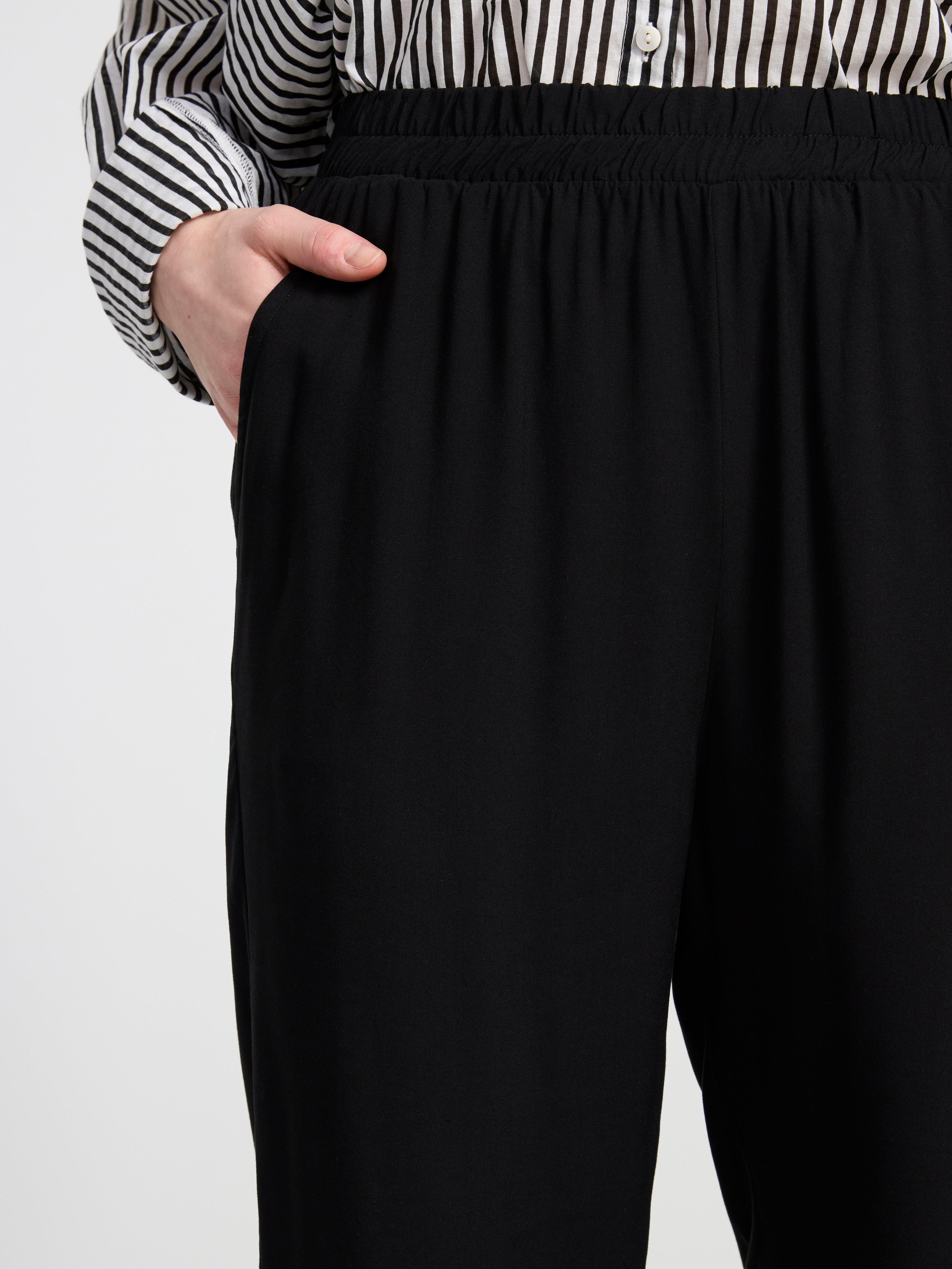 AVA Tapered trousers Black