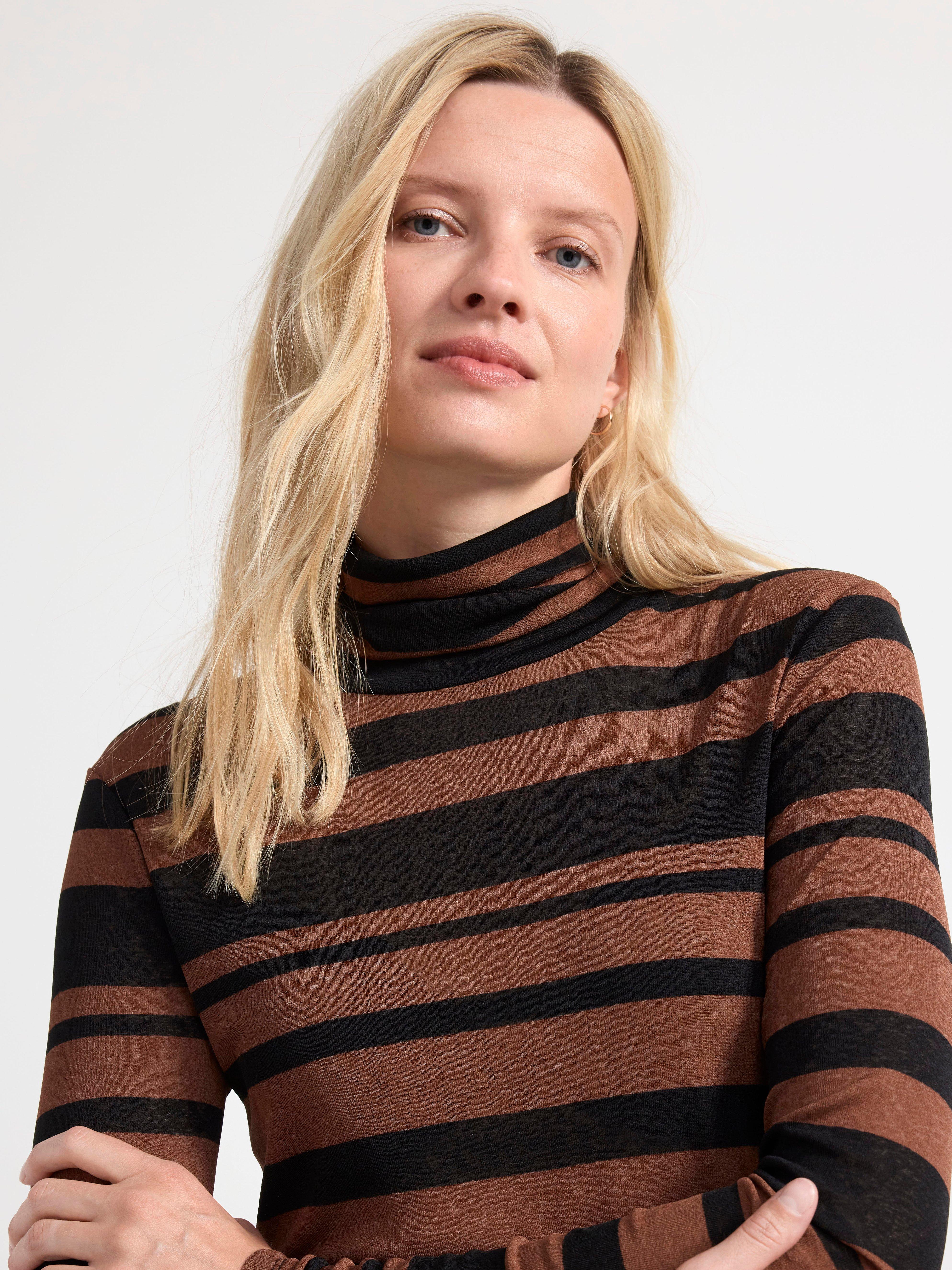 Turtle neck top Dark brown