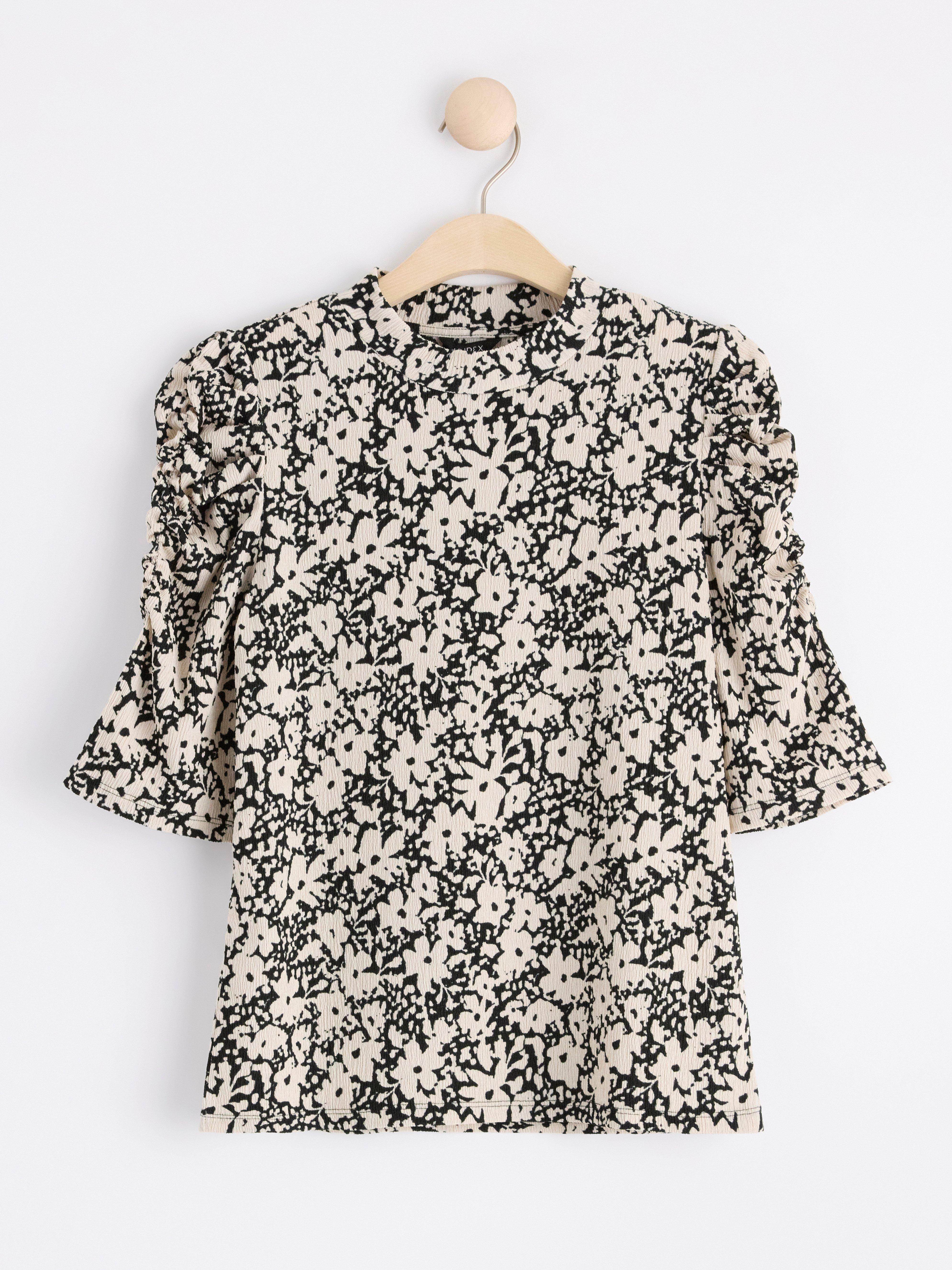 Textured puff sleeve top Black