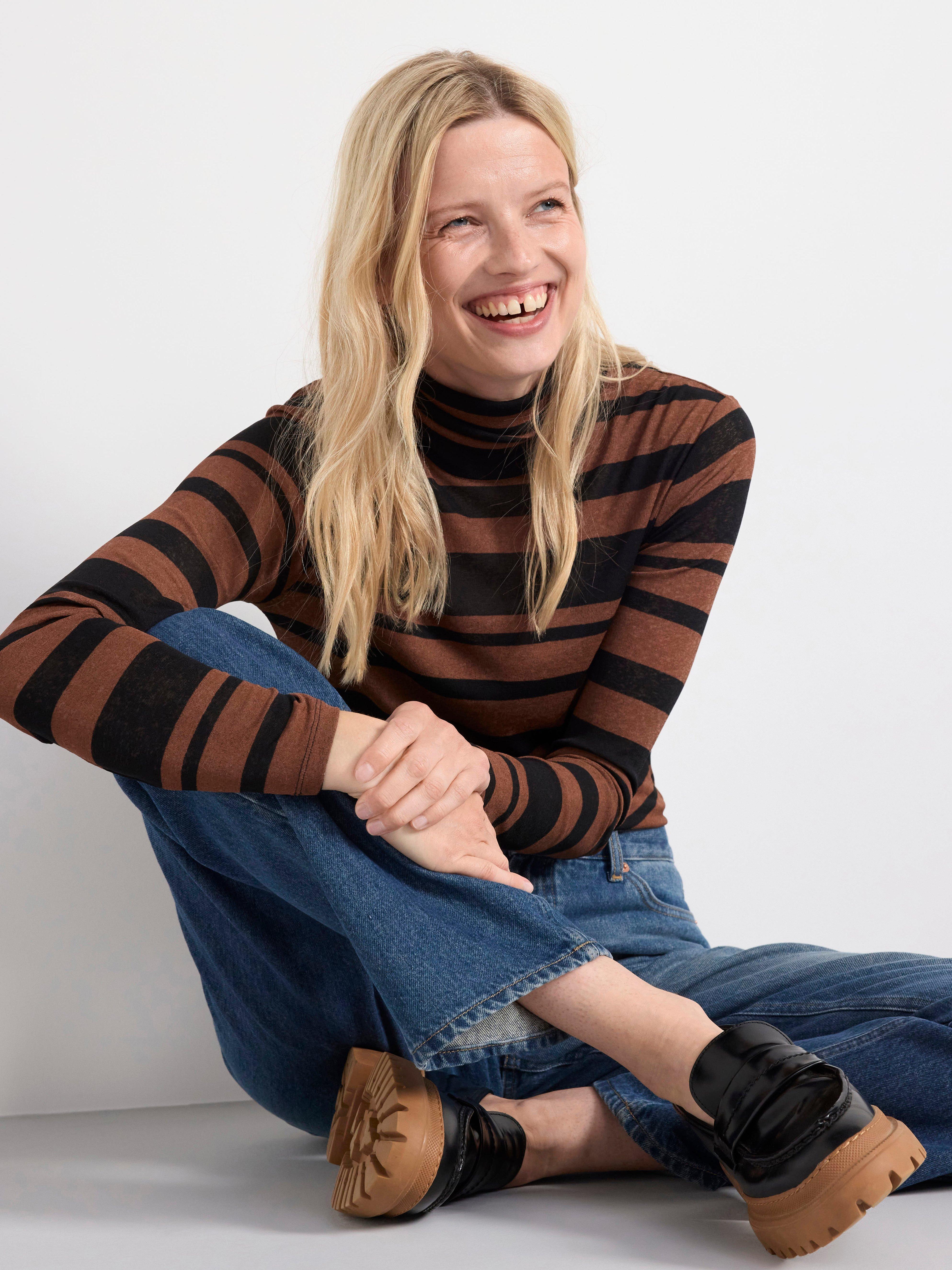 Turtle neck top Dark brown