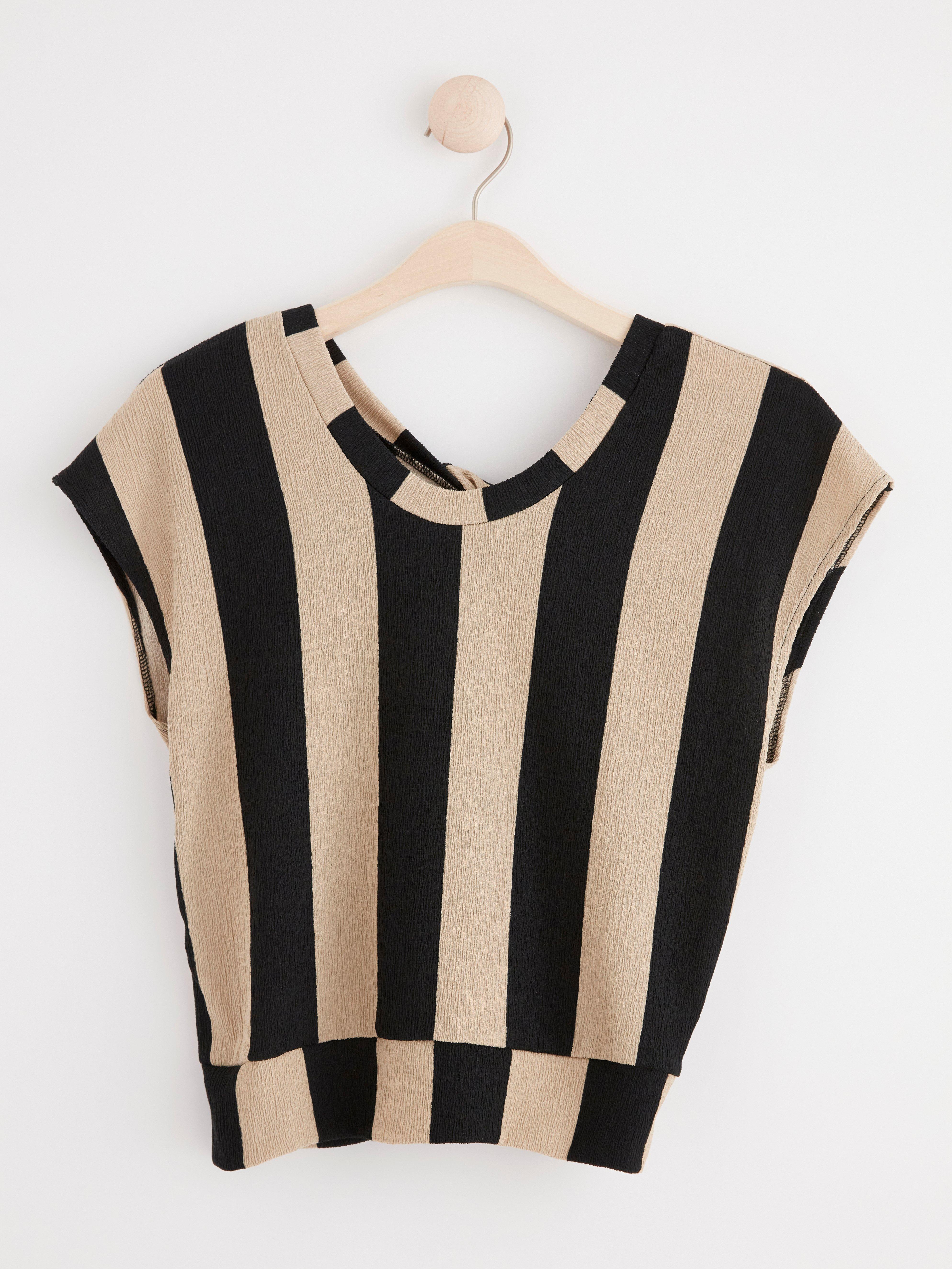 Short sleeve twisted front top Black